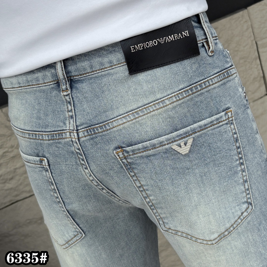 NO:937341,ARMANI 2026 spring and summer new men's jeans shorts. Selected imported denim denim fabric. Heavy-duty environmentally friendly washing. Soft feel and wear resistance. Small straight version. Micro-elasticity makes you slim and slim. Perfect details. High-quality hardware and accessories. Fine workmanship. Unparalleled. Code number 28-38. Shipped next day. Armani, armani, shorts, jeans,19860909ARMANI阿玛尼 2026春夏新款男士牛仔裤短裤 精选进口丹宁牛仔面料 重工环保洗水 手感柔和 兼备耐磨性 版型小直筒 微弹力显瘦修身,细节完美,五金辅料精选高等品质,做工精细,绝非凡品,码数28-38,隔天出货,,armani,armani,shorts,jeans,,Men's clothing