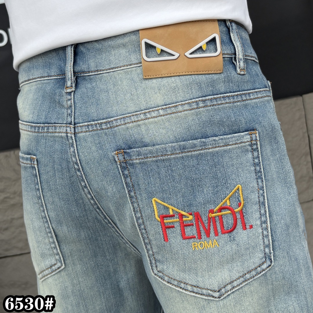 NO:934922,FENDI Fendi 2026 spring and summer new men's jeans. Selected imported denim denim fabrics. Heavy-duty environmentally friendly washing. Soft feel and wear resistance. Small straight version. Micro-elasticity makes you slim and slim. Perfect details. High-quality hardware and accessories. Fine workmanship. Unparalleled. Code number 28-38. Shipped the next day. Fendi, fendi, jeans,19860909FENDI芬迪 2026春夏新款男士牛仔裤 精选进口丹宁牛仔面料 重工环保洗水 手感柔和 兼备耐磨性 版型小直筒 微弹力显瘦修身,细节完美,五金辅料精选高等品质,做工精细,绝非凡品,码数28-38,隔天出货,,fendi,fendi,jeans,,Men's clothing