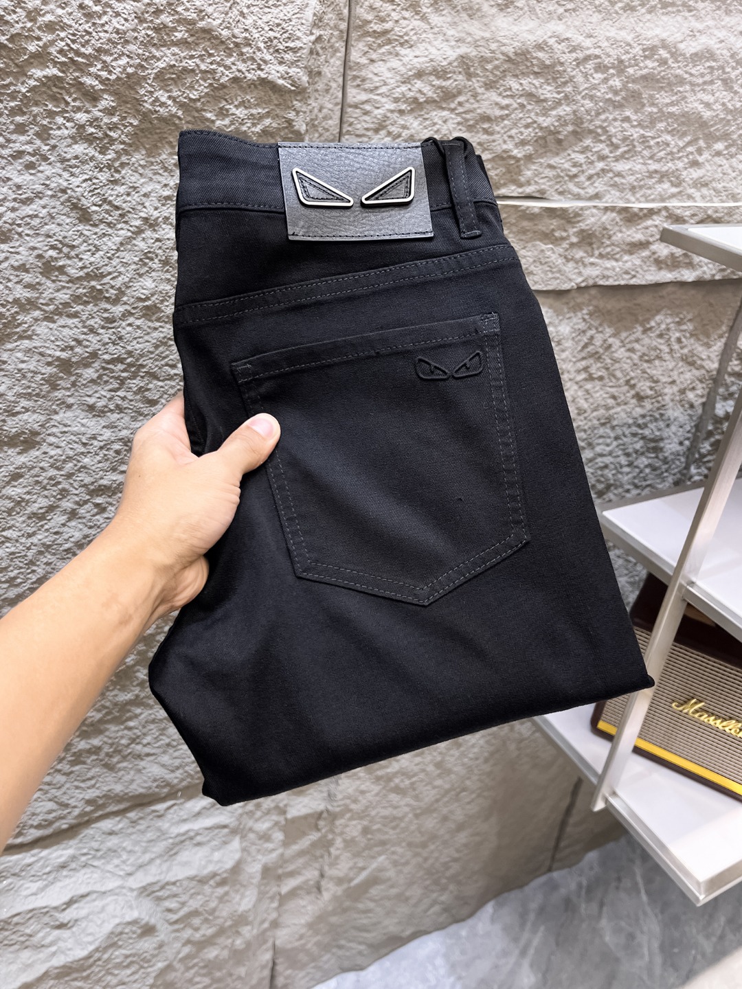 NO:438532,FENDI ss Spring and summer new men's jeans Selected imported denim jean fabric Heavy industry environmentally friendly washing water Soft feel and wear resistance Small straight fit Micro-stretching makes you look slim and perfect details, selected high-quality hardware and accessories, fine workmanship, absolutely extraordinary products, number 28-38, shipped the next day, fendi, fendi, jeans, alexander wang19860909FENDI芬迪 ss春夏新款男士牛仔裤 精选进口丹宁牛仔面料 重工环保洗水 手感柔和 兼备耐磨性 版型小直筒 微弹力显瘦修身,细节完美,五金辅料精选高等品质,做工精细,绝非凡品,码数28-38,隔天出货,,fendi,fendi,jeans,alexander wang,Men's clothing