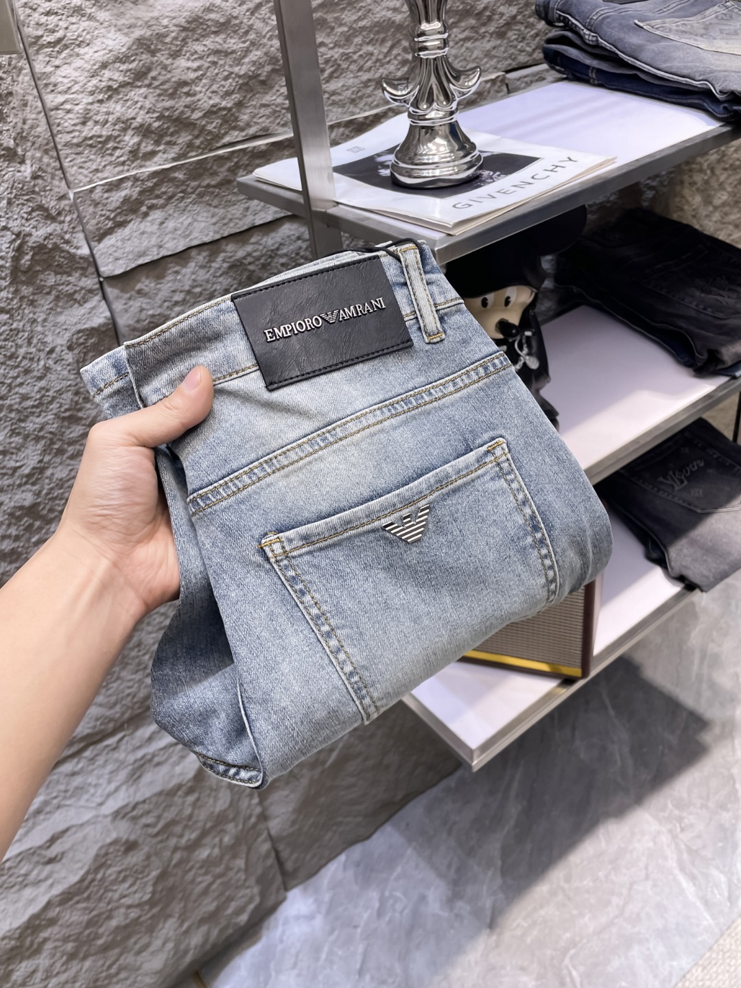 NO:870859,ARCTERYX Armani 2026 spring and summer new men's jeans shorts. Selected imported denim denim fabric. Heavy-duty environmentally friendly washing. Soft feel and wear resistance. Small straight version. Micro-elasticity makes you slim and slim. Perfect details. High-quality hardware and accessories. Fine workmanship. Unparalleled. Code number 28-38. Shipped next day. armani, shorts, jeans,19860909ARCTERYX阿玛尼 2026春夏新款男士牛仔裤短裤 精选进口丹宁牛仔面料 重工环保洗水 手感柔和 兼备耐磨性 版型小直筒 微弹力显瘦修身,细节完美,五金辅料精选高等品质,做工精细,绝非凡品,码数28-38,隔天出货,,armani,shorts,jeans,,Men's clothing
