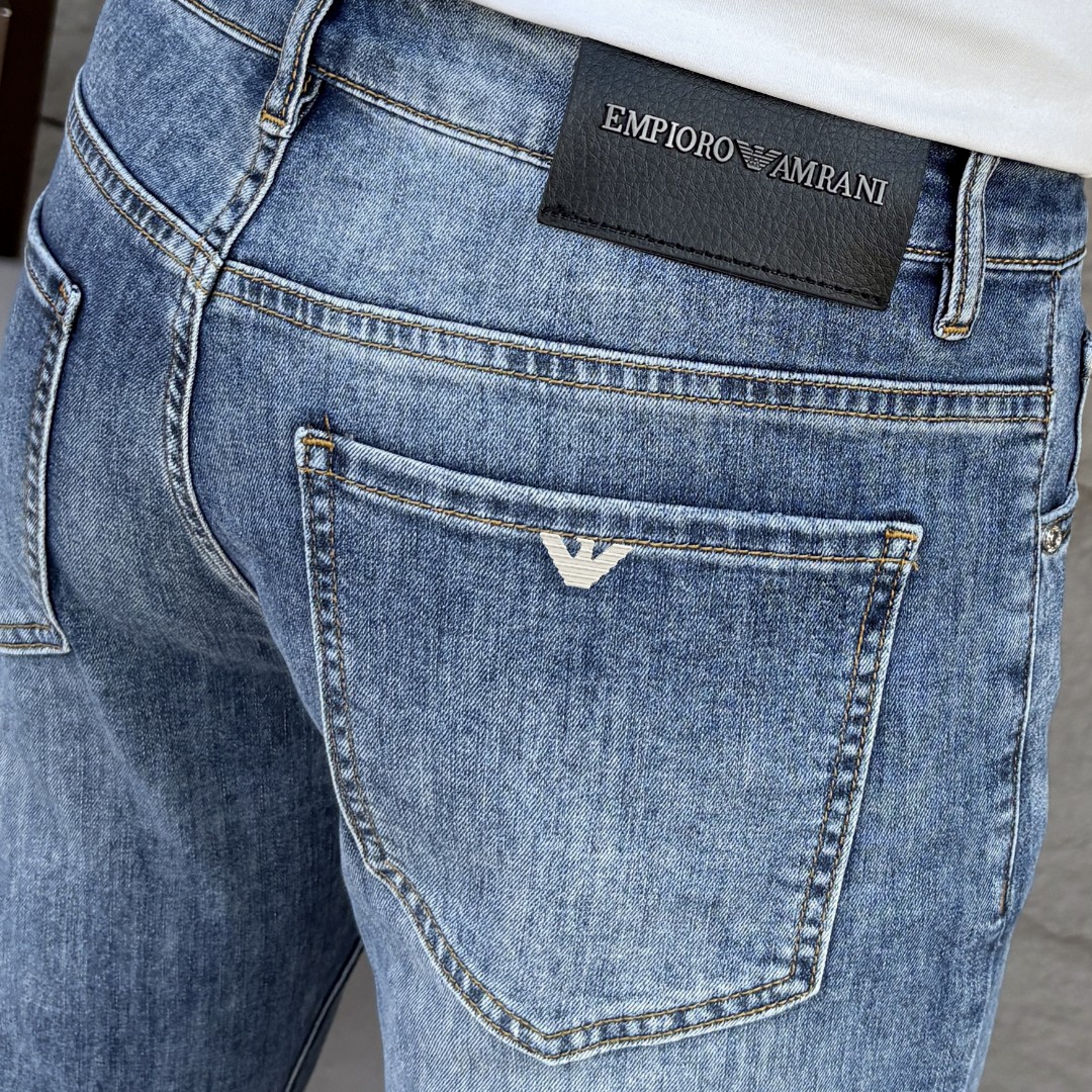NO:918356,ARMANI Armani 2026 spring and summer new men's jeans. Selected imported denim denim fabrics. Heavy-duty environmentally friendly washing. Soft feel and wear resistance. Small straight version. Micro-elasticity makes you slim and slim. Perfect details. High-quality hardware and accessories. Fine workmanship. Unparalleled. Code number 28-38. Shipped next day. Armani, armani, jeans,19860909ARMANI阿玛尼 2026春夏新款男士牛仔裤 精选进口丹宁牛仔面料 重工环保洗水 手感柔和 兼备耐磨性 版型小直筒 微弹力显瘦修身,细节完美,五金辅料精选高等品质,做工精细,绝非凡品,码数28-38,隔天出货,,armani,armani,jeans,,Men's clothing