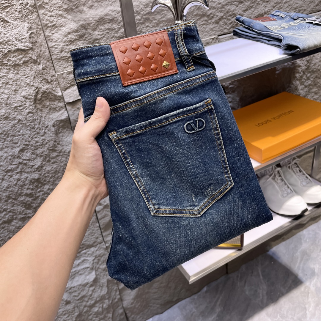 NO:507606,VALENTINO New Autumn and Winter Men's Jeans Selected Imported Tanning Denim Fabric Heavy Industry Environmentally friendly Washing Soft Handle and Wear Resistance Small Straight Slim and Slim, Perfect Details, Selected High Quality of Hardware and Auxiliary Materials, Fine Workmanship, Absolutely Extraordinary Products, Number of 28-38, Shipping the next day, Valentino, Valentino, Jeans, Alexander Wang19860909VALENTINO华伦天奴 秋冬新款男士牛仔裤 精选进口丹宁牛仔面料 重工环保洗水 手感柔和 兼备耐磨性 版型小直筒 微弹力显瘦修身,细节完美,五金辅料精选高等品质,做工精细,绝非凡品,码数28-38,隔天出货,,valentino,valentino,jeans,alexander wang,Men's clothing