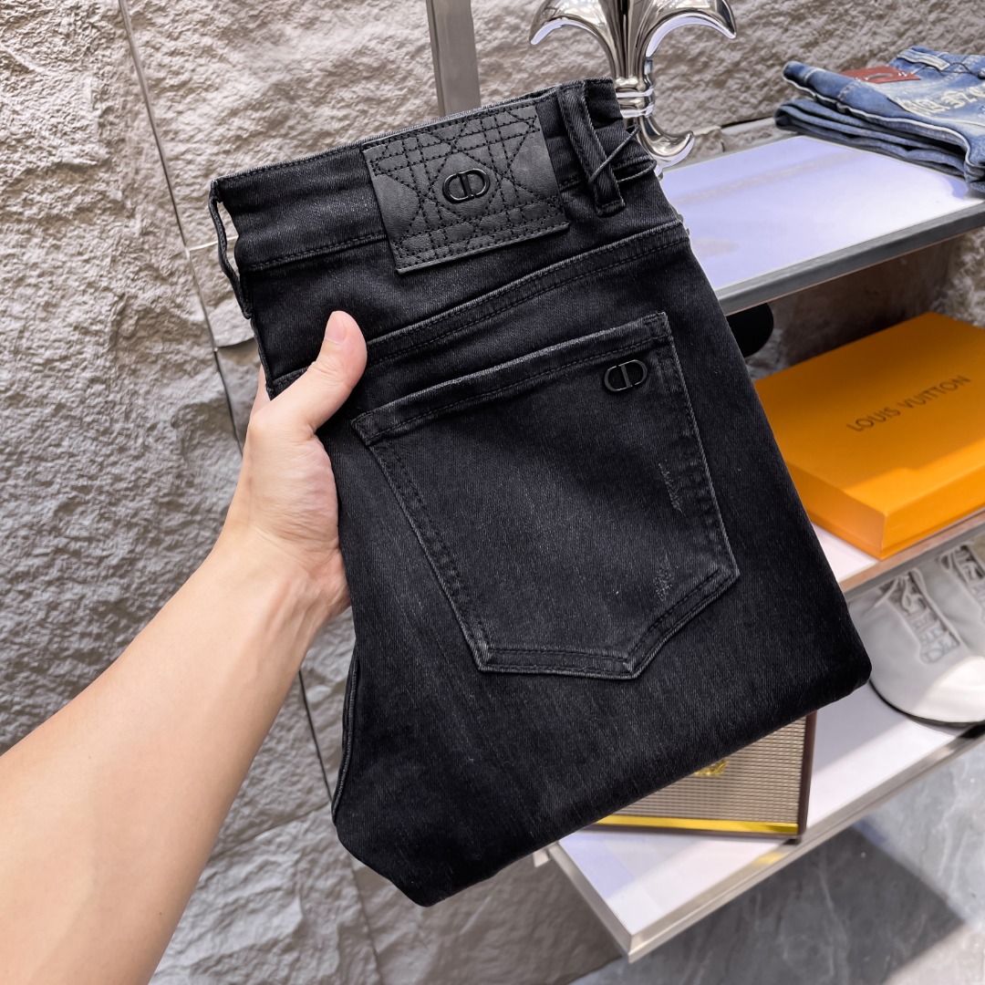 NO:507621,DIOR New autumn and winter men's jeans Selected imported denim jean fabric Heavy industry environmentally friendly washing water Soft feel and wear resistance Small straight fit Micro-stretching makes you look slim and perfect details, selected high-quality hardware and accessories, fine workmanship, absolutely extraordinary products, 28-38, shipped the next day, Dior, Dior, Jeans, alexander wang19860909DIOR迪奥 秋冬新款男士牛仔裤 精选进口丹宁牛仔面料 重工环保洗水 手感柔和 兼备耐磨性 版型小直筒 微弹力显瘦修身,细节完美,五金辅料精选高等品质,做工精细,绝非凡品,码数28-38,隔天出货,,dior,dior,jeans,alexander wang,Men's clothing