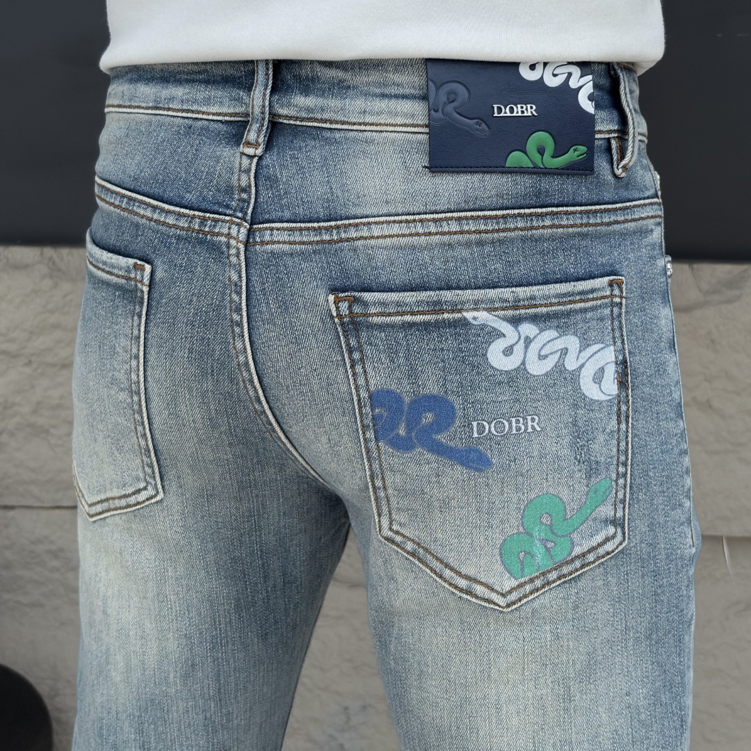 NO:937355,DIOR Dior's 2026 spring and summer new men's jeans are made of imported denim fabrics, heavy-duty environmentally friendly washing, soft to the touch and wear-resistant, small straight version, slightly elastic, slimming, perfect details, high-quality hardware and accessories, fine workmanship, extraordinary, code number 28-38, shipped next day, dior, dior, jeans,19860909DIOR迪奥 2026春夏新款男士牛仔裤 精选进口丹宁牛仔面料 重工环保洗水 手感柔和 兼备耐磨性 版型小直筒 微弹力显瘦修身,细节完美,五金辅料精选高等品质,做工精细,绝非凡品,码数28-38,隔天出货,,dior,dior,jeans,,Men's clothing