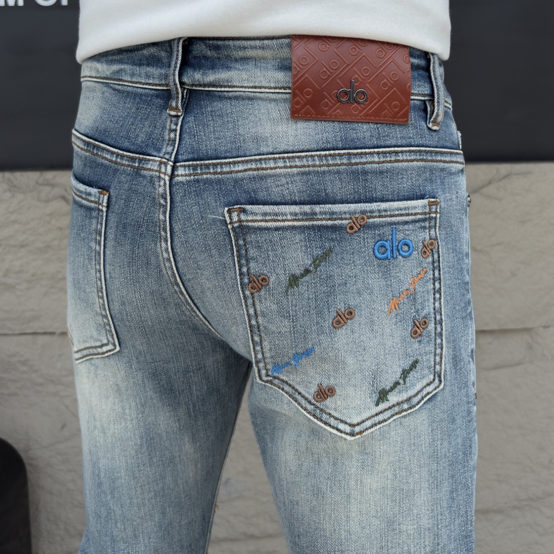 NO:937332,alo Alo's 2026 spring and summer new men's jeans. Selected imported denim denim fabrics. Heavy-duty environmentally friendly washing. Soft feel and wear resistance. Small straight version. Micro-elasticity makes you slim and slim. Perfect details. High-quality hardware and accessories. Fine workmanship. Unparalleled. Code number 28-38. Ships next day. Jeans.19860909alo阿洛 2026春夏新款男士牛仔裤 精选进口丹宁牛仔面料 重工环保洗水 手感柔和 兼备耐磨性 版型小直筒 微弹力显瘦修身,细节完美,五金辅料精选高等品质,做工精细,绝非凡品,码数28-38,隔天出货,,jeans,,Men's clothing
