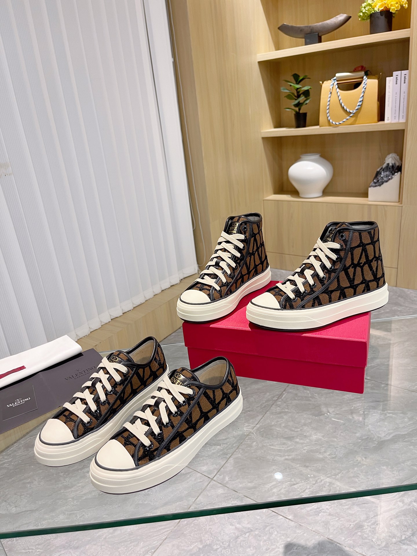 Valentino Valentino 2024 - los últimos hombres y mujeres con los mismos modelos zapatos casuales pas
