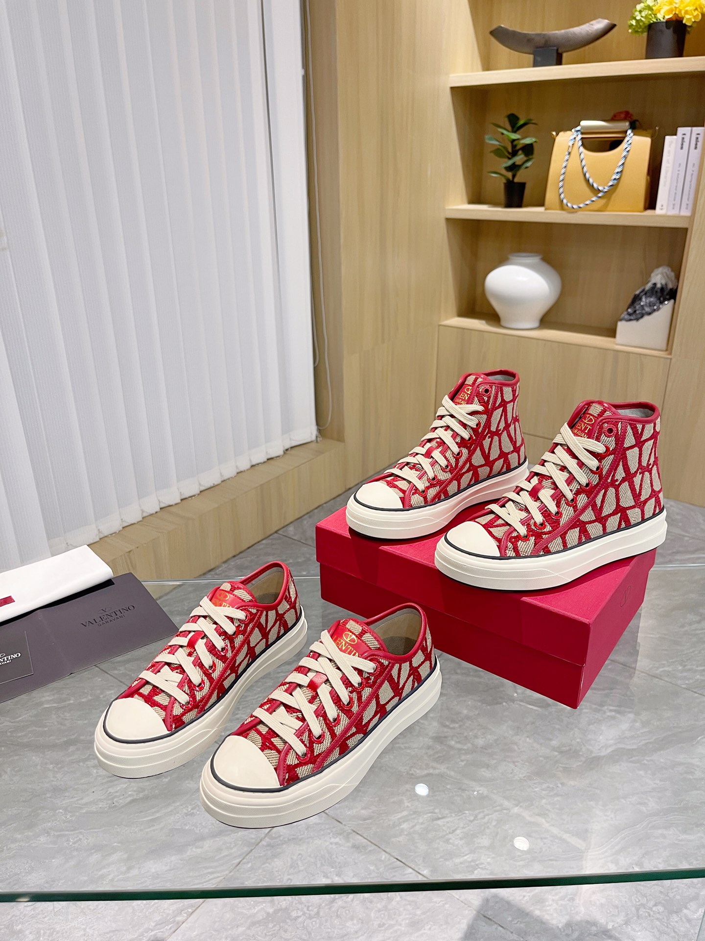 Valentino Valentino 2024 - los últimos hombres y mujeres con los mismos modelos zapatos casuales pas