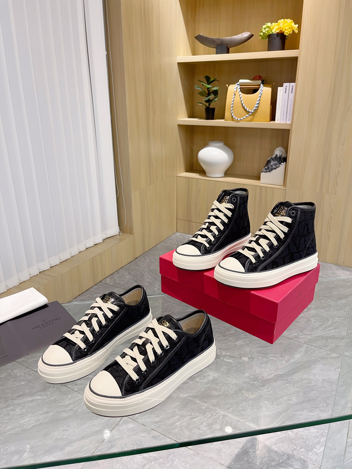 Valentino Valentino 2024 - los últimos hombres y mujeres con los mismos modelos zapatos casuales pas