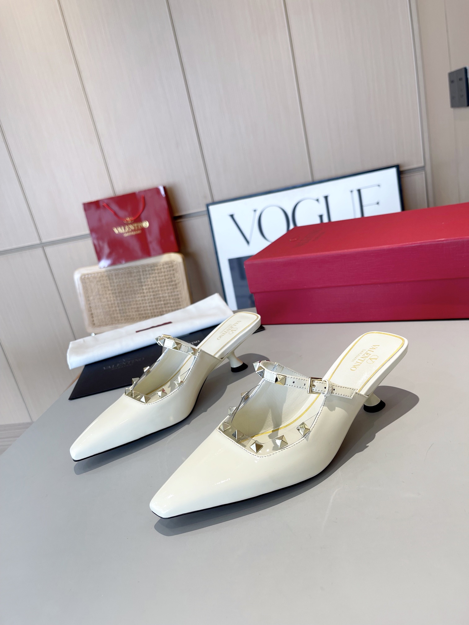 versión superior 𝑉𝐴𝐿𝐸𝑁𝑇𝐼𝑁𝑂 Valentino 2024 Primavera/Verano Nuevo de la Mujer ¡Backspace 6 c