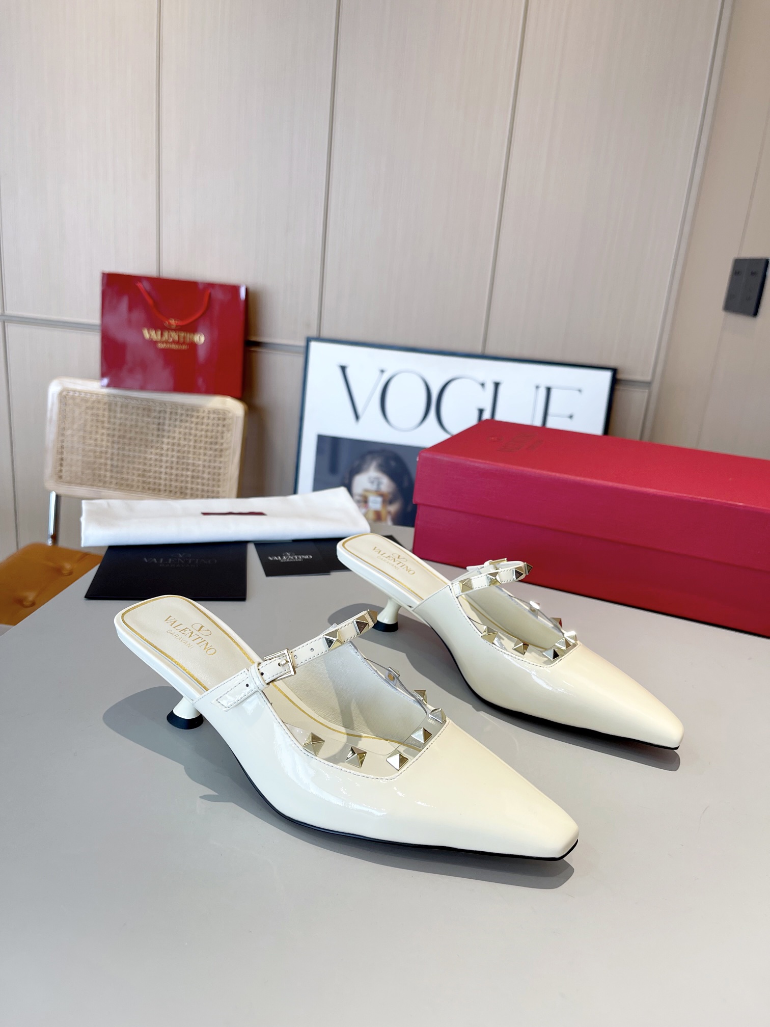 versión superior 𝑉𝐴𝐿𝐸𝑁𝑇𝐼𝑁𝑂 Valentino 2024 Primavera/Verano Nuevo de la Mujer ¡Backspace 6 c
