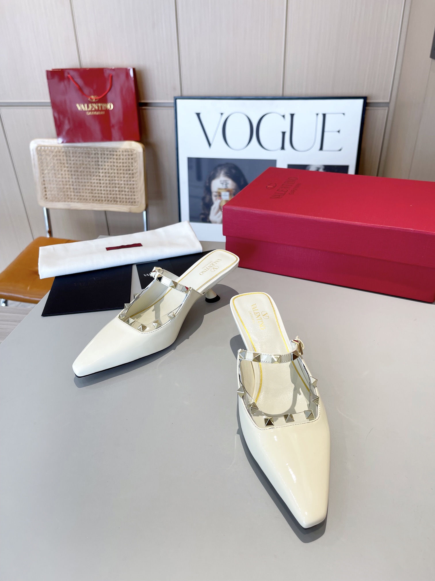 versión superior 𝑉𝐴𝐿𝐸𝑁𝑇𝐼𝑁𝑂 Valentino 2024 Primavera/Verano Nuevo de la Mujer ¡Backspace 6 c