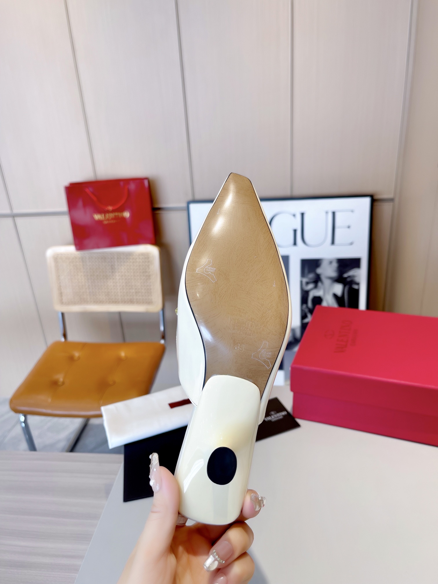 versión superior 𝑉𝐴𝐿𝐸𝑁𝑇𝐼𝑁𝑂 Valentino 2024 Primavera/Verano Nuevo de la Mujer ¡Backspace 6 c
