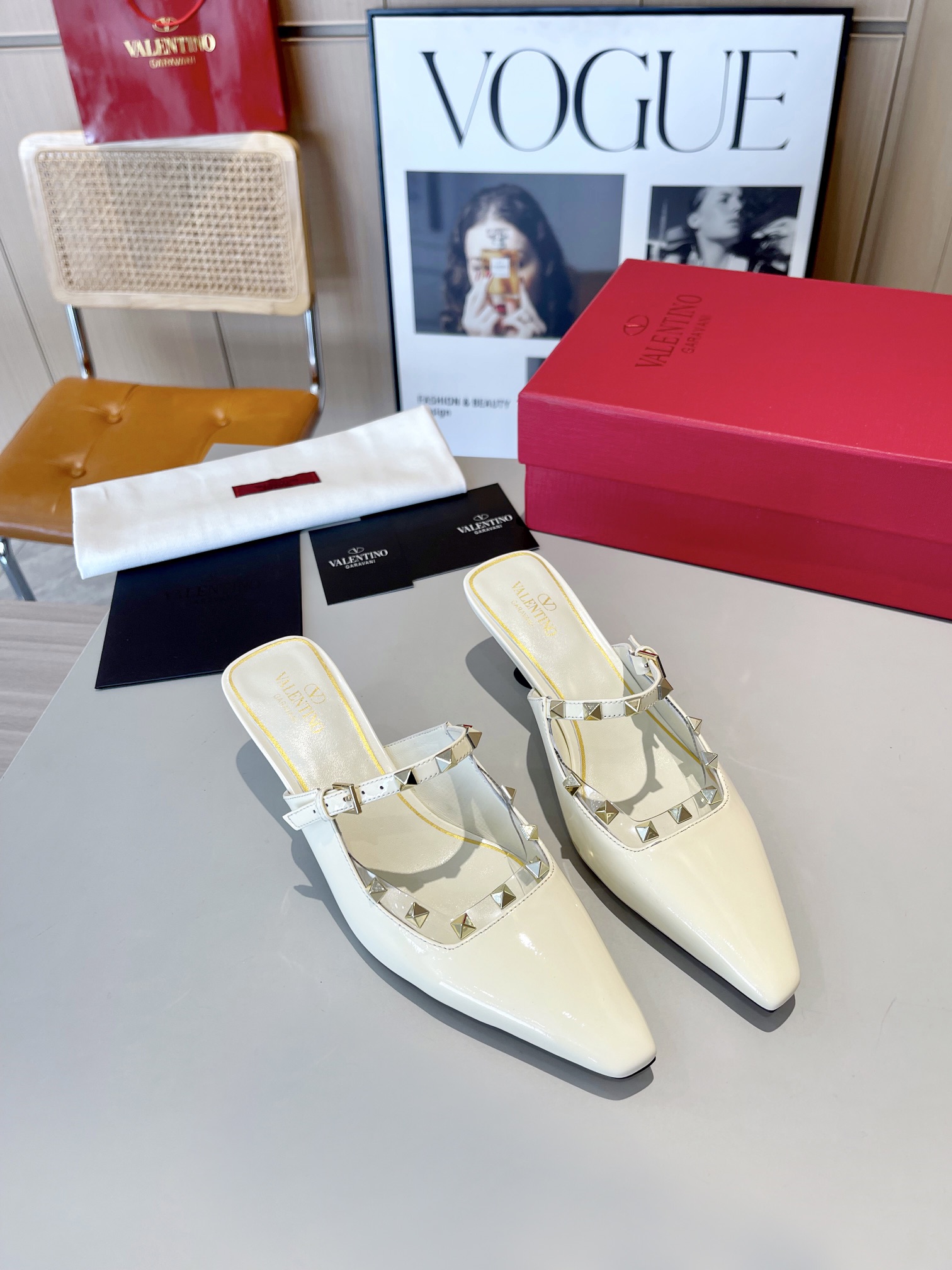 versión superior 𝑉𝐴𝐿𝐸𝑁𝑇𝐼𝑁𝑂 Valentino 2024 Primavera/Verano Nuevo de la Mujer ¡Backspace 6 c