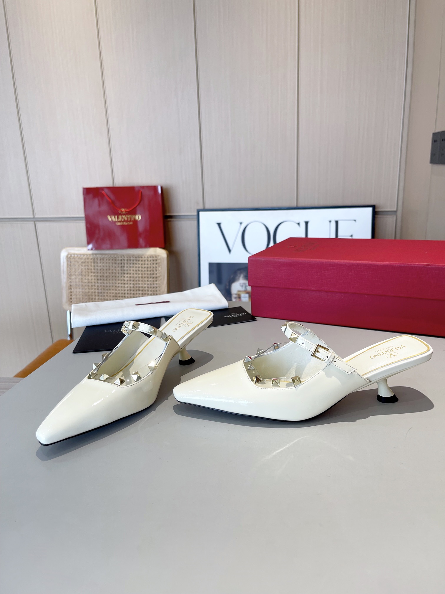 versión superior 𝑉𝐴𝐿𝐸𝑁𝑇𝐼𝑁𝑂 Valentino 2024 Primavera/Verano Nuevo de la Mujer ¡Backspace 6 c
