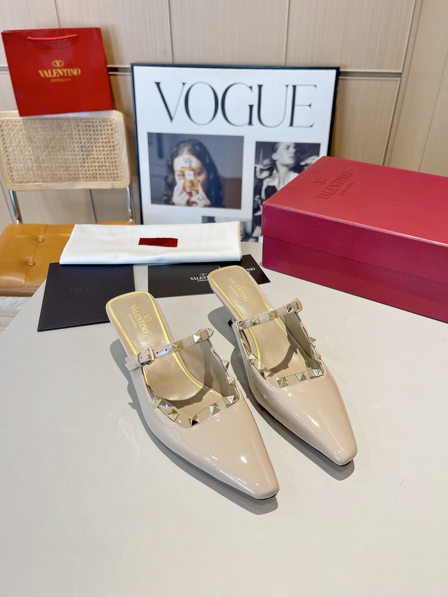 versión superior 𝑉𝐴𝐿𝐸𝑁𝑇𝐼𝑁𝑂 Valentino 2024 Primavera/Verano Nuevo de la Mujer ¡Backspace 6 c