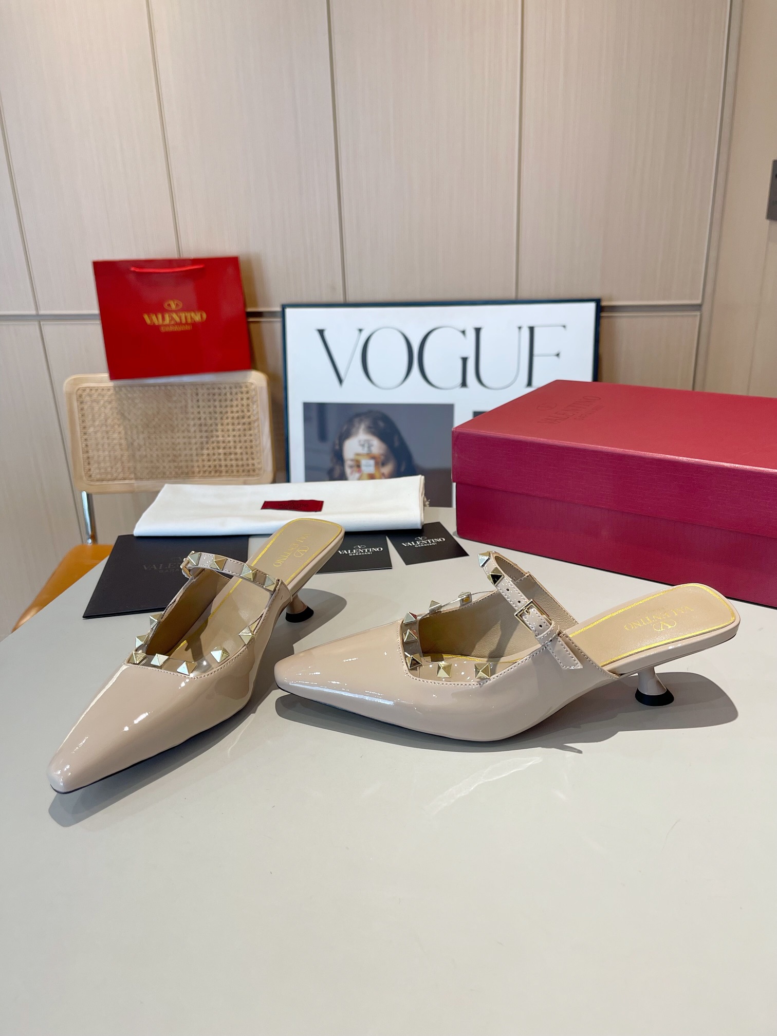 versión superior 𝑉𝐴𝐿𝐸𝑁𝑇𝐼𝑁𝑂 Valentino 2024 Primavera/Verano Nuevo de la Mujer ¡Backspace 6 c