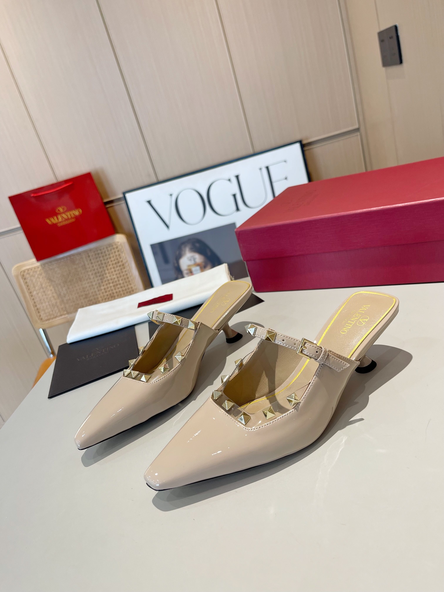 versión superior 𝑉𝐴𝐿𝐸𝑁𝑇𝐼𝑁𝑂 Valentino 2024 Primavera/Verano Nuevo de la Mujer ¡Backspace 6 c