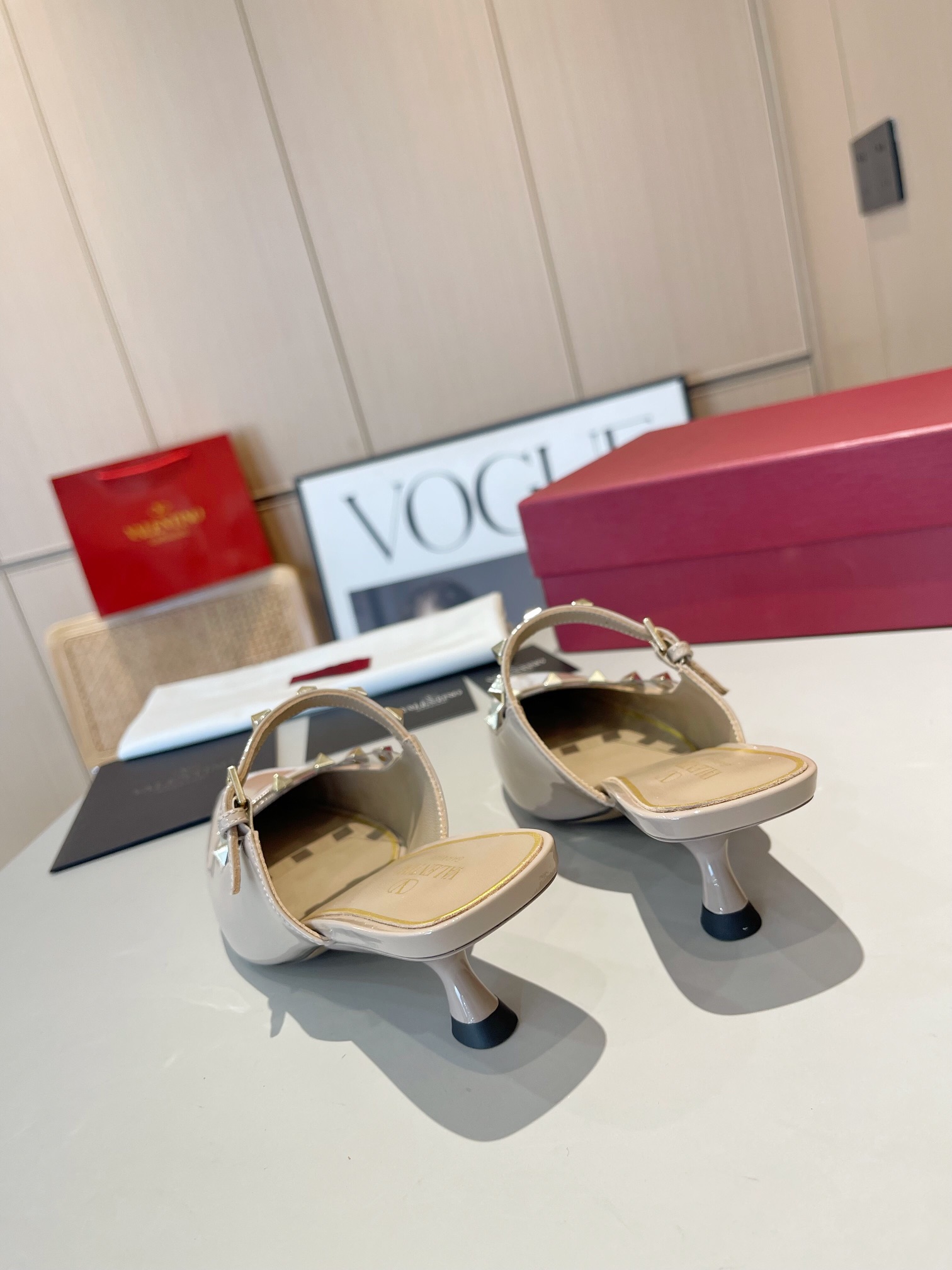 versión superior 𝑉𝐴𝐿𝐸𝑁𝑇𝐼𝑁𝑂 Valentino 2024 Primavera/Verano Nuevo de la Mujer ¡Backspace 6 c