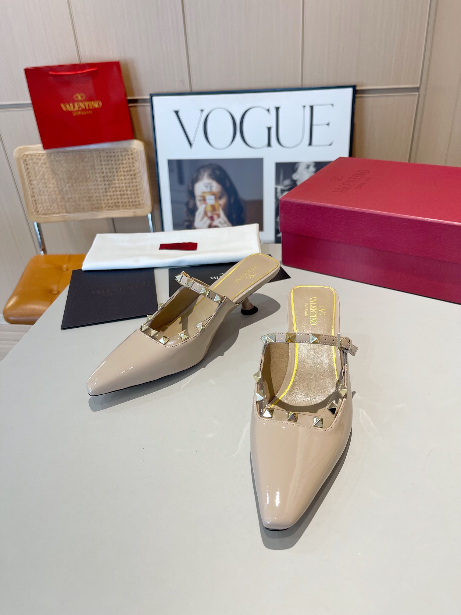 versión superior 𝑉𝐴𝐿𝐸𝑁𝑇𝐼𝑁𝑂 Valentino 2024 Primavera/Verano Nuevo de la Mujer ¡Backspace 6 c