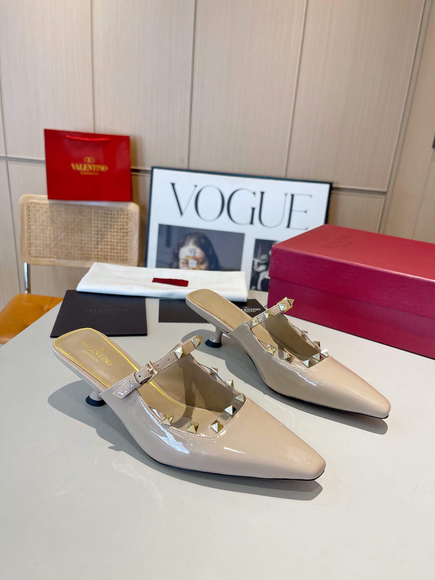 versión superior 𝑉𝐴𝐿𝐸𝑁𝑇𝐼𝑁𝑂 Valentino 2024 Primavera/Verano Nuevo de la Mujer ¡Backspace 6 c