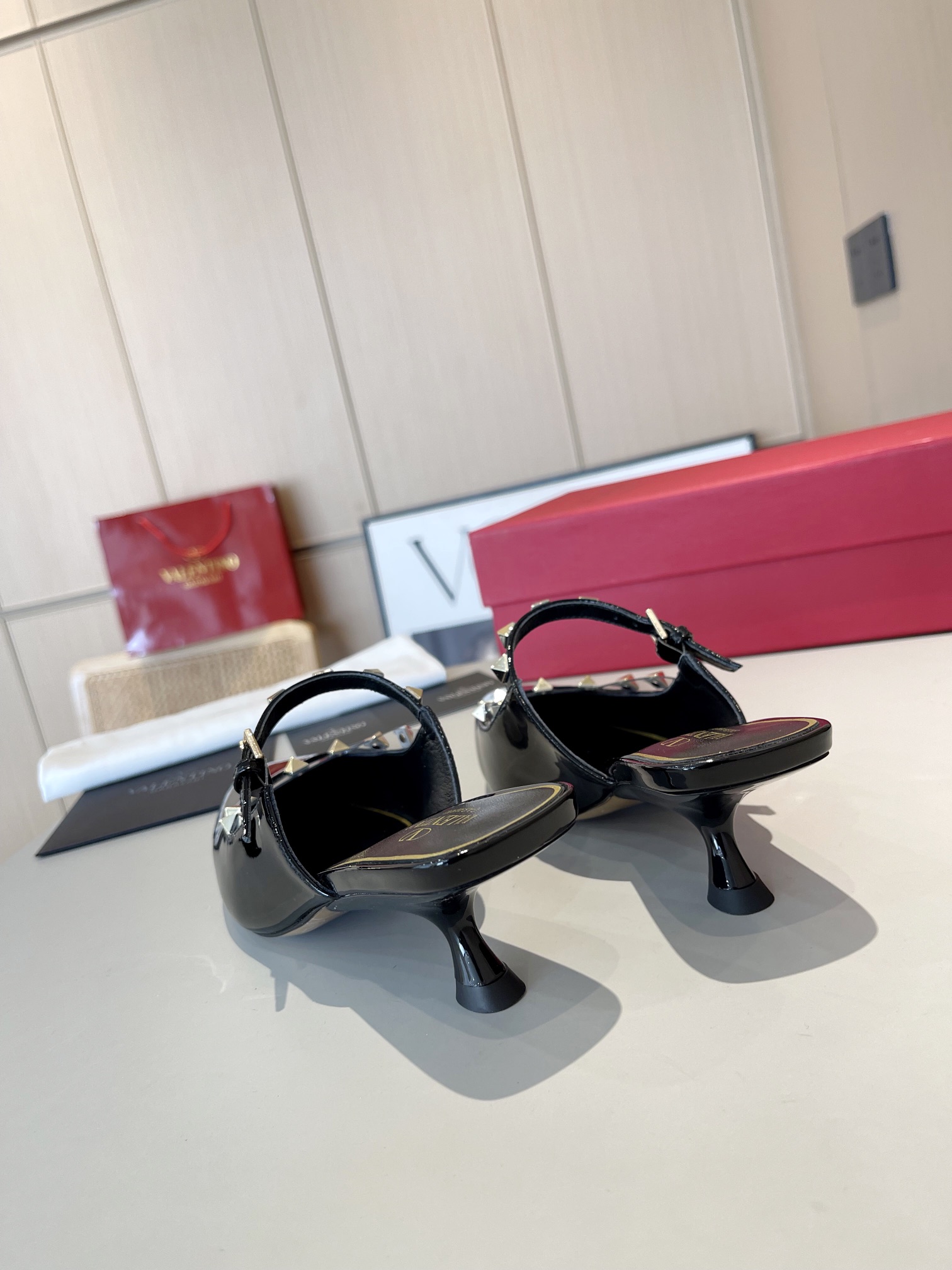 versión superior 𝑉𝐴𝐿𝐸𝑁𝑇𝐼𝑁𝑂 Valentino 2024 Primavera/Verano Nuevo de la Mujer ¡Backspace 6 c