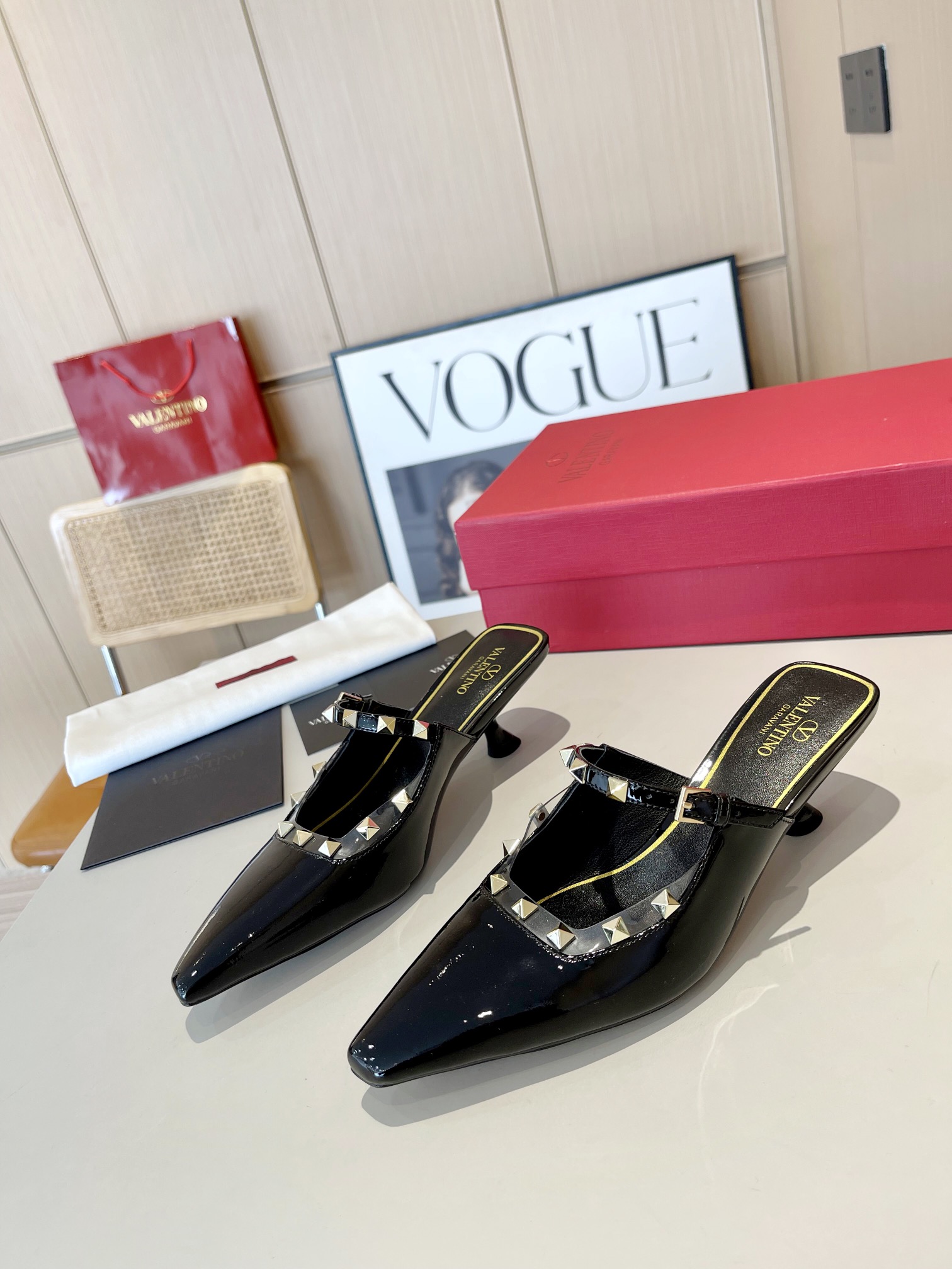 versión superior 𝑉𝐴𝐿𝐸𝑁𝑇𝐼𝑁𝑂 Valentino 2024 Primavera/Verano Nuevo de la Mujer ¡Backspace 6 c