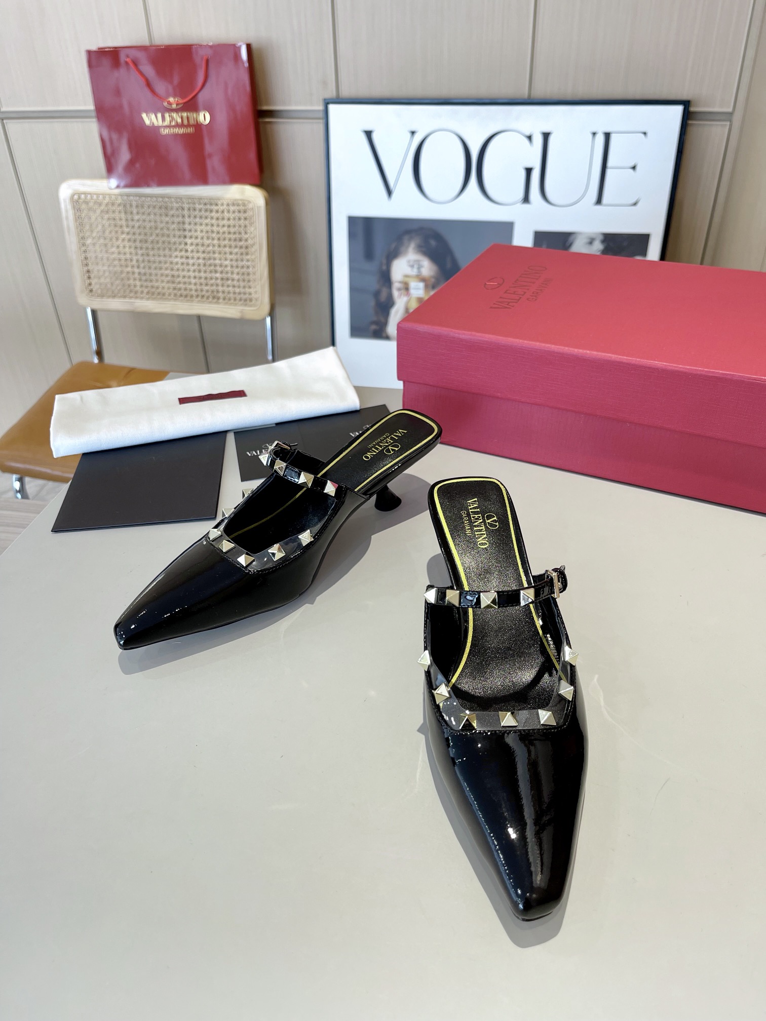 versión superior 𝑉𝐴𝐿𝐸𝑁𝑇𝐼𝑁𝑂 Valentino 2024 Primavera/Verano Nuevo de la Mujer ¡Backspace 6 c
