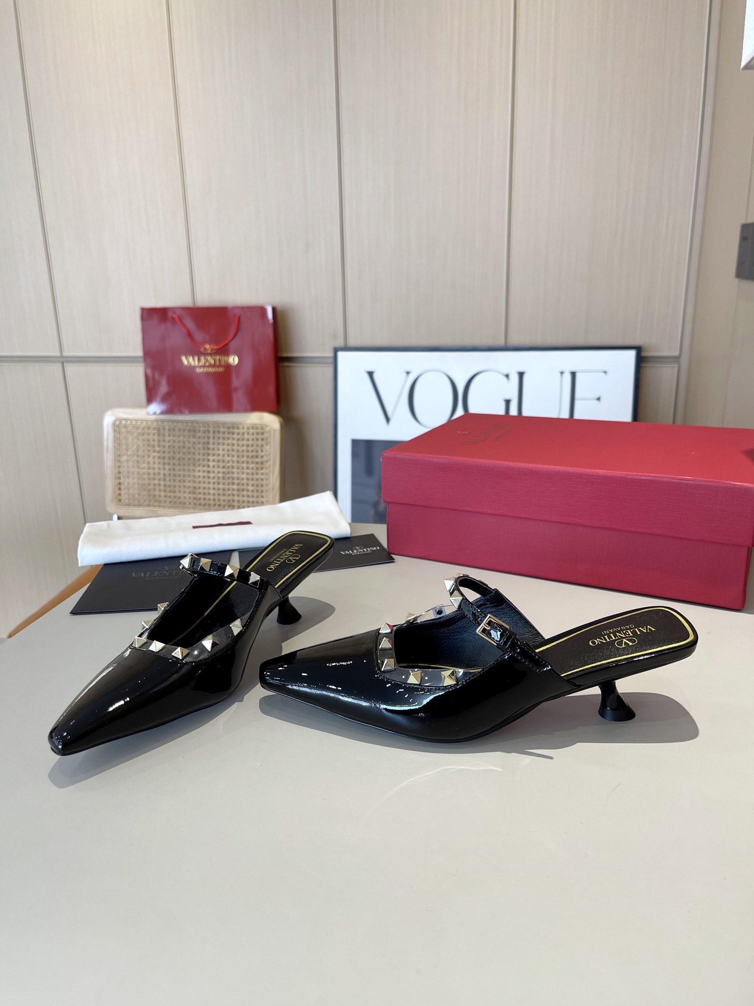 versión superior 𝑉𝐴𝐿𝐸𝑁𝑇𝐼𝑁𝑂 Valentino 2024 Primavera/Verano Nuevo de la Mujer ¡Backspace 6 c
