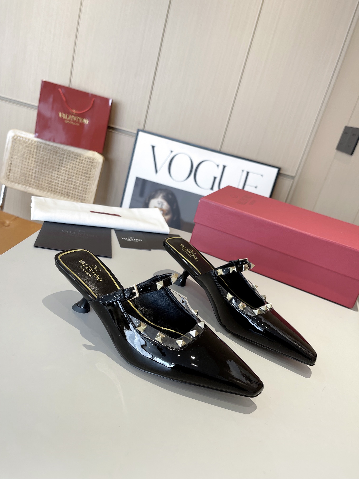 versión superior 𝑉𝐴𝐿𝐸𝑁𝑇𝐼𝑁𝑂 Valentino 2024 Primavera/Verano Nuevo de la Mujer ¡Backspace 6 c