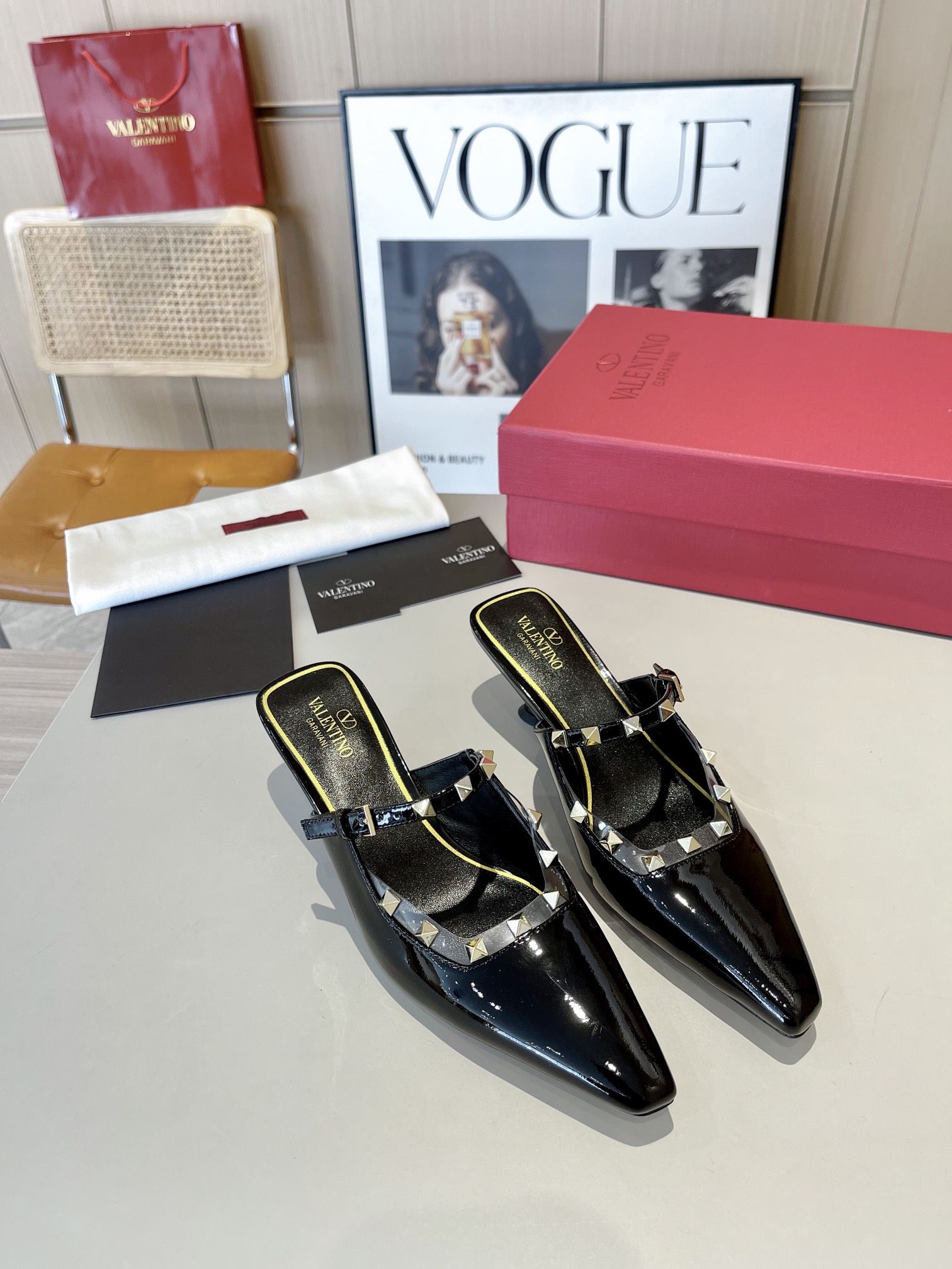 versión superior 𝑉𝐴𝐿𝐸𝑁𝑇𝐼𝑁𝑂 Valentino 2024 Primavera/Verano Nuevo de la Mujer ¡Backspace 6 c