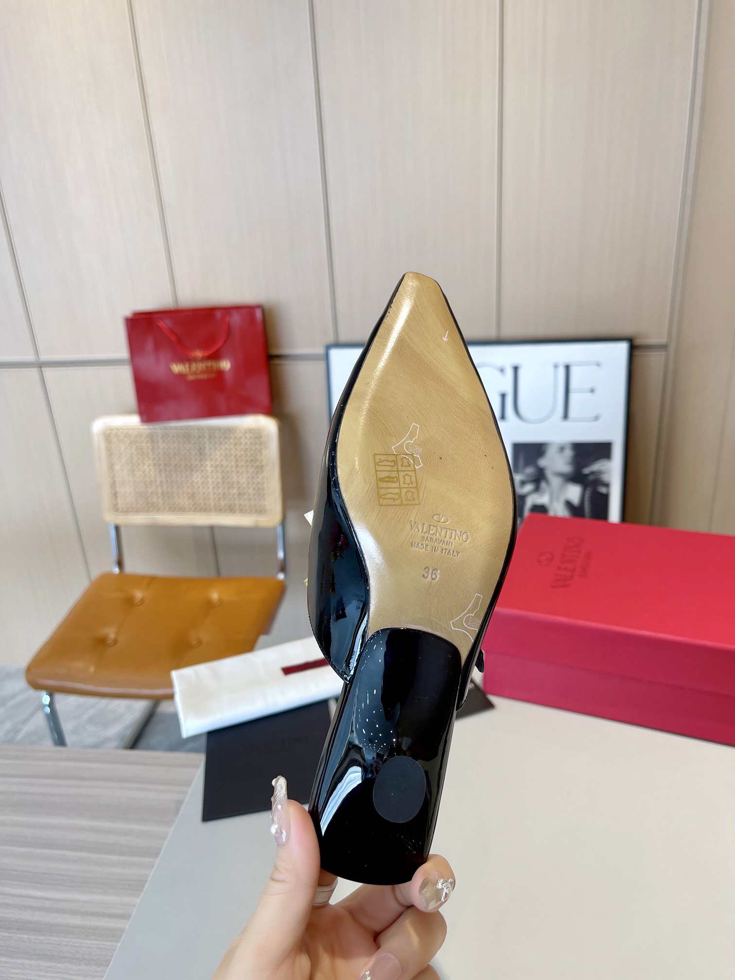 versión superior 𝑉𝐴𝐿𝐸𝑁𝑇𝐼𝑁𝑂 Valentino 2024 Primavera/Verano Nuevo de la Mujer ¡Backspace 6 c