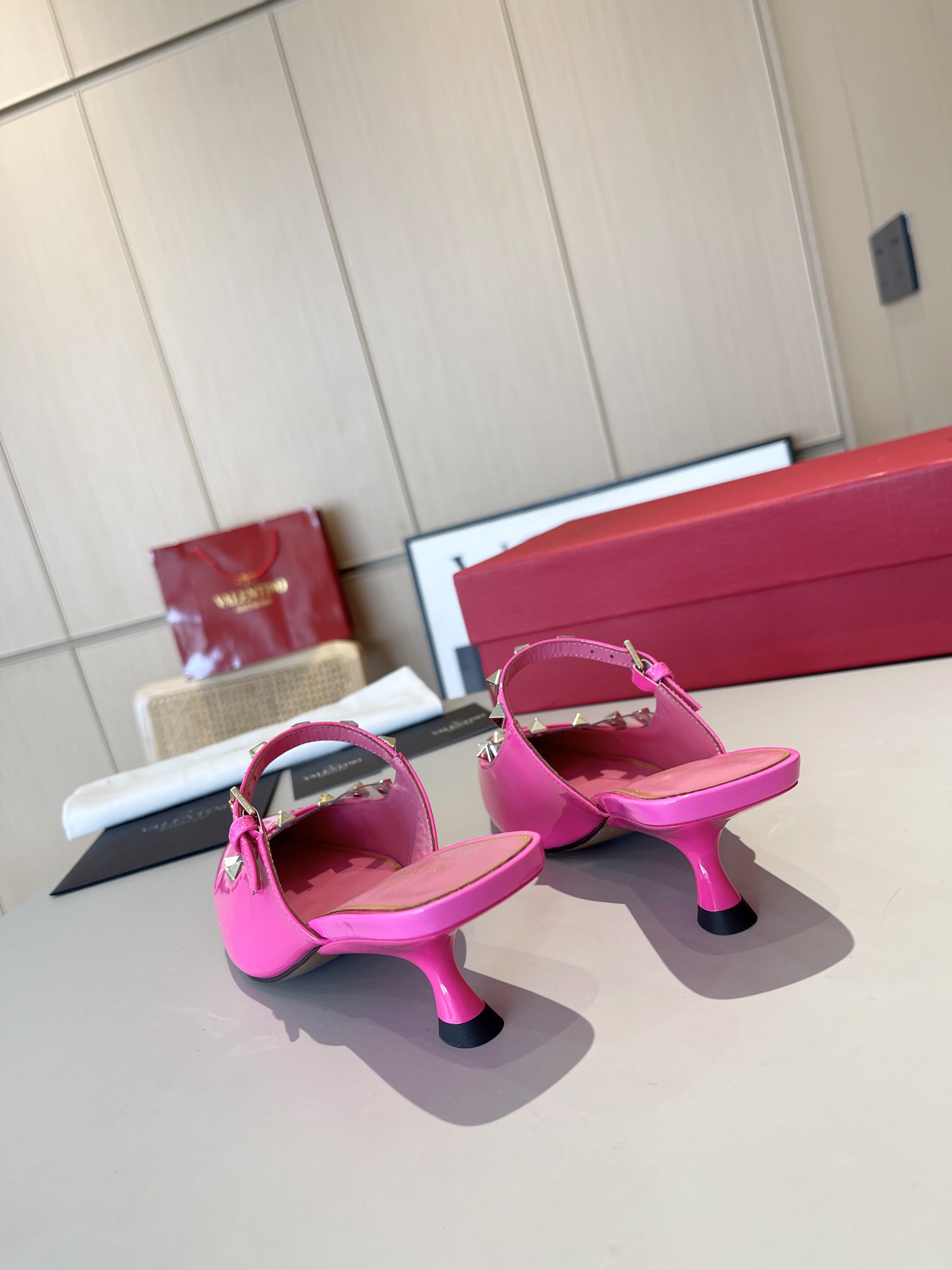 versión superior 𝑉𝐴𝐿𝐸𝑁𝑇𝐼𝑁𝑂 Valentino 2024 Primavera/Verano Nuevo de la Mujer ¡Backspace 6 c