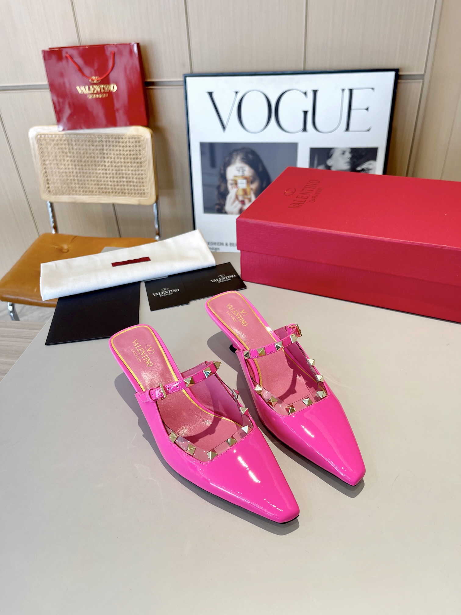 versión superior 𝑉𝐴𝐿𝐸𝑁𝑇𝐼𝑁𝑂 Valentino 2024 Primavera/Verano Nuevo de la Mujer ¡Backspace 6 c