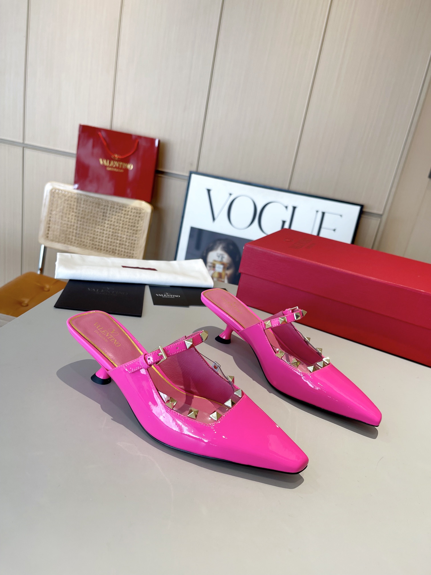 versión superior 𝑉𝐴𝐿𝐸𝑁𝑇𝐼𝑁𝑂 Valentino 2024 Primavera/Verano Nuevo de la Mujer ¡Backspace 6 c