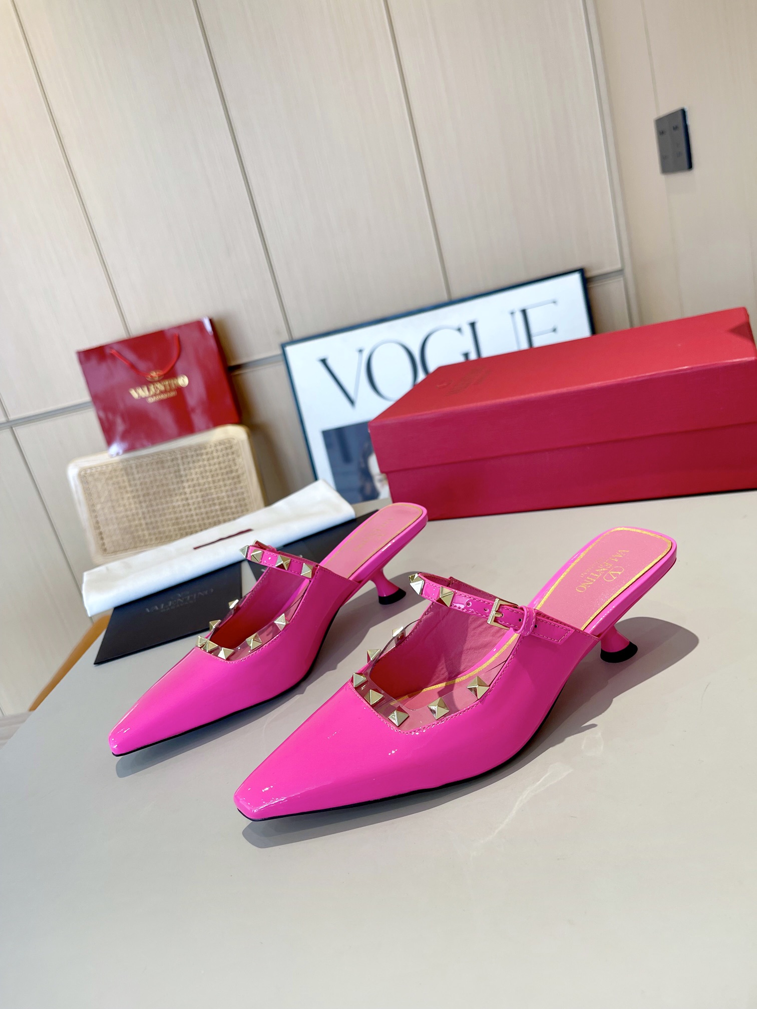 versión superior 𝑉𝐴𝐿𝐸𝑁𝑇𝐼𝑁𝑂 Valentino 2024 Primavera/Verano Nuevo de la Mujer ¡Backspace 6 c