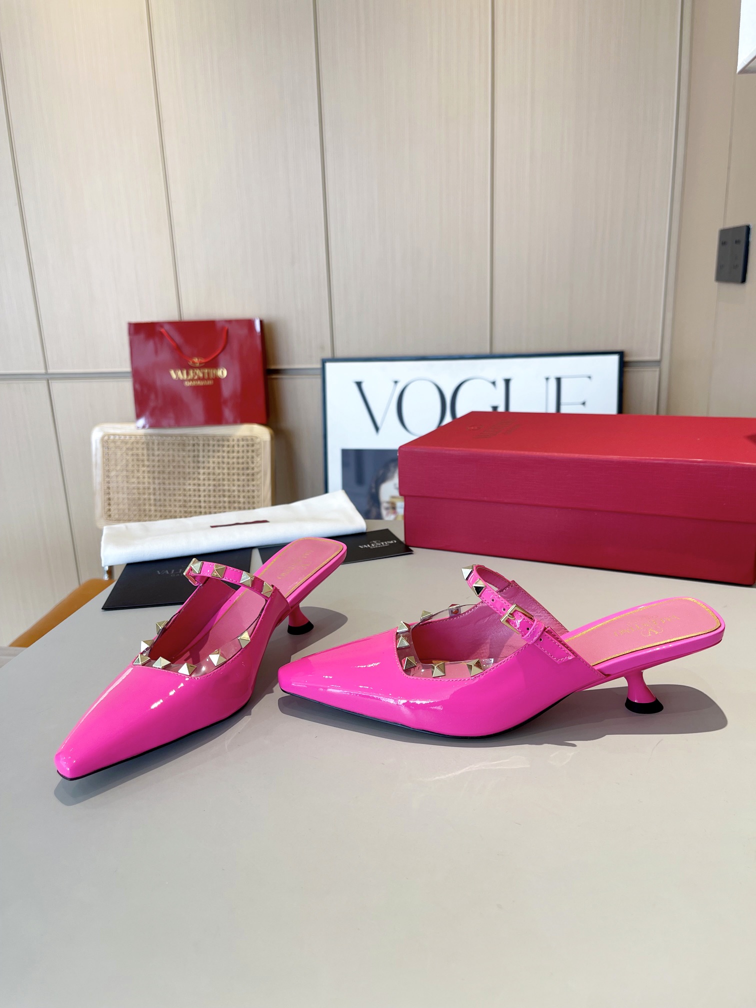 versión superior 𝑉𝐴𝐿𝐸𝑁𝑇𝐼𝑁𝑂 Valentino 2024 Primavera/Verano Nuevo de la Mujer ¡Backspace 6 c
