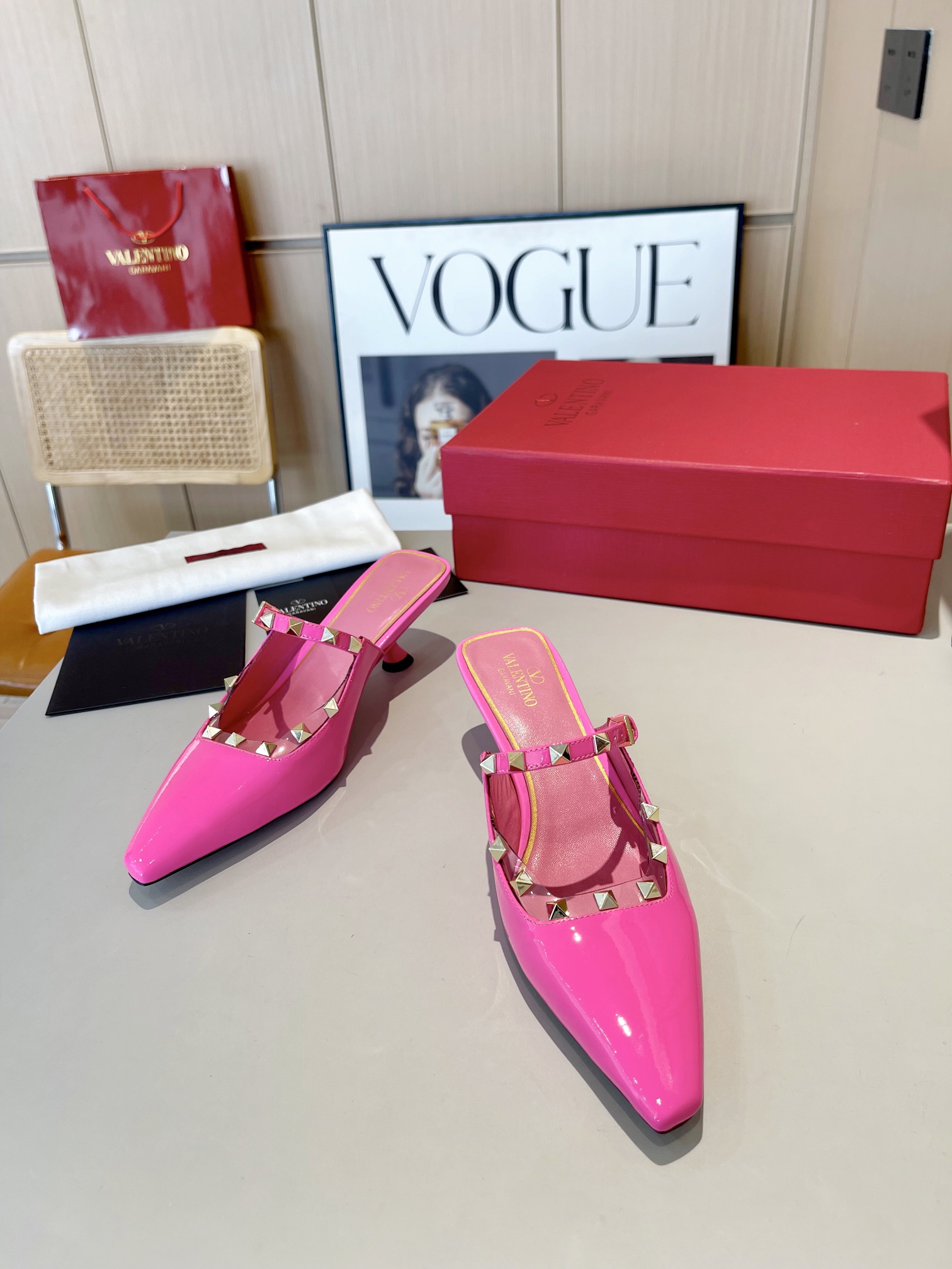 versión superior 𝑉𝐴𝐿𝐸𝑁𝑇𝐼𝑁𝑂 Valentino 2024 Primavera/Verano Nuevo de la Mujer ¡Backspace 6 c