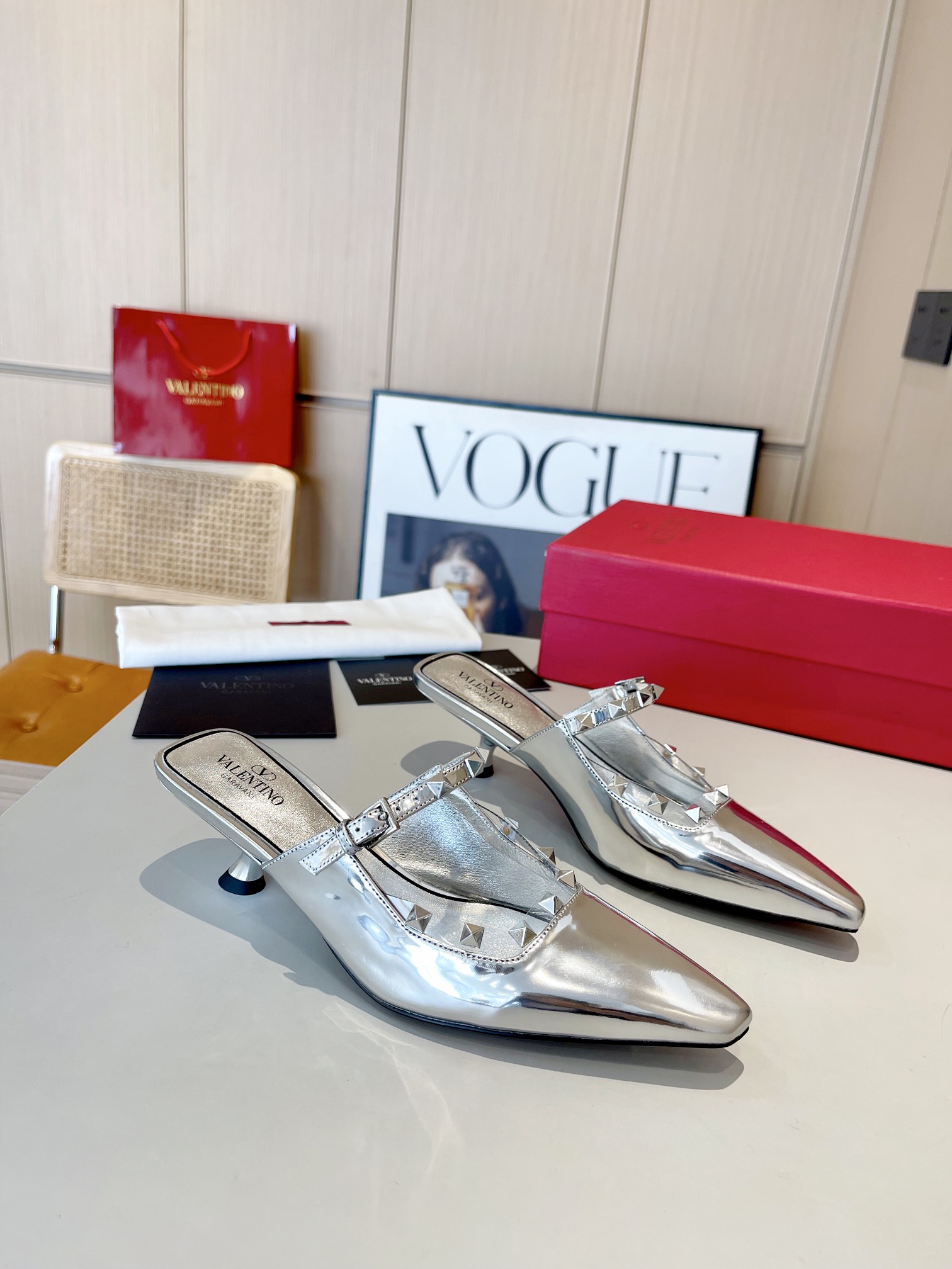 versión superior 𝑉𝐴𝐿𝐸𝑁𝑇𝐼𝑁𝑂 Valentino 2024 Primavera/Verano Nuevo de la Mujer ¡Backspace 6 c