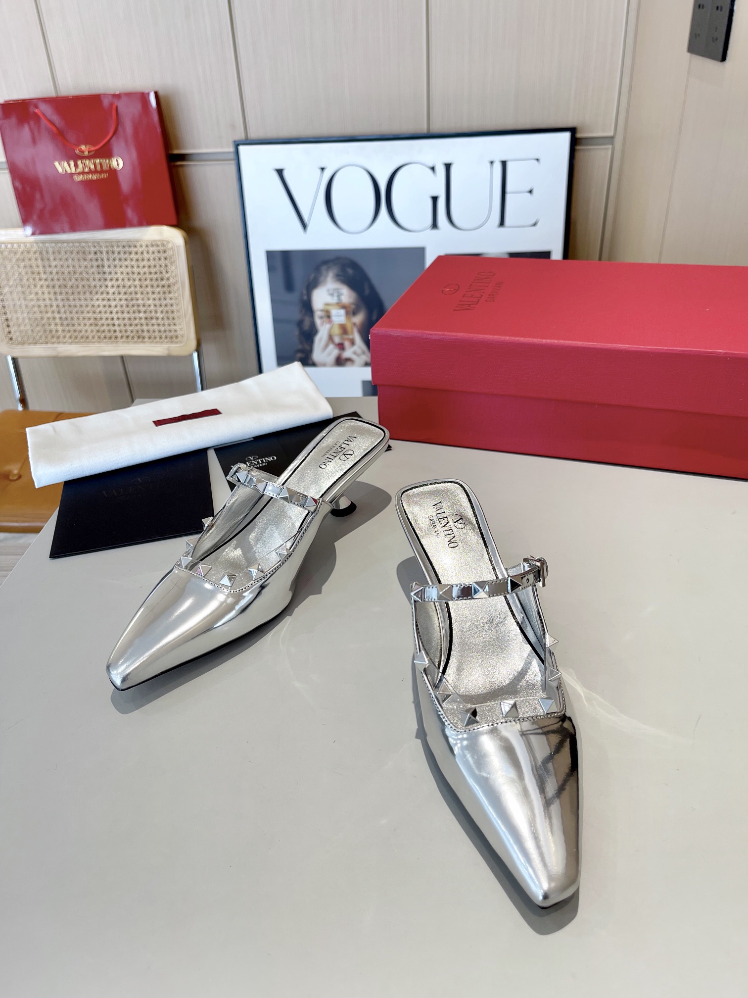 versión superior 𝑉𝐴𝐿𝐸𝑁𝑇𝐼𝑁𝑂 Valentino 2024 Primavera/Verano Nuevo de la Mujer ¡Backspace 6 c