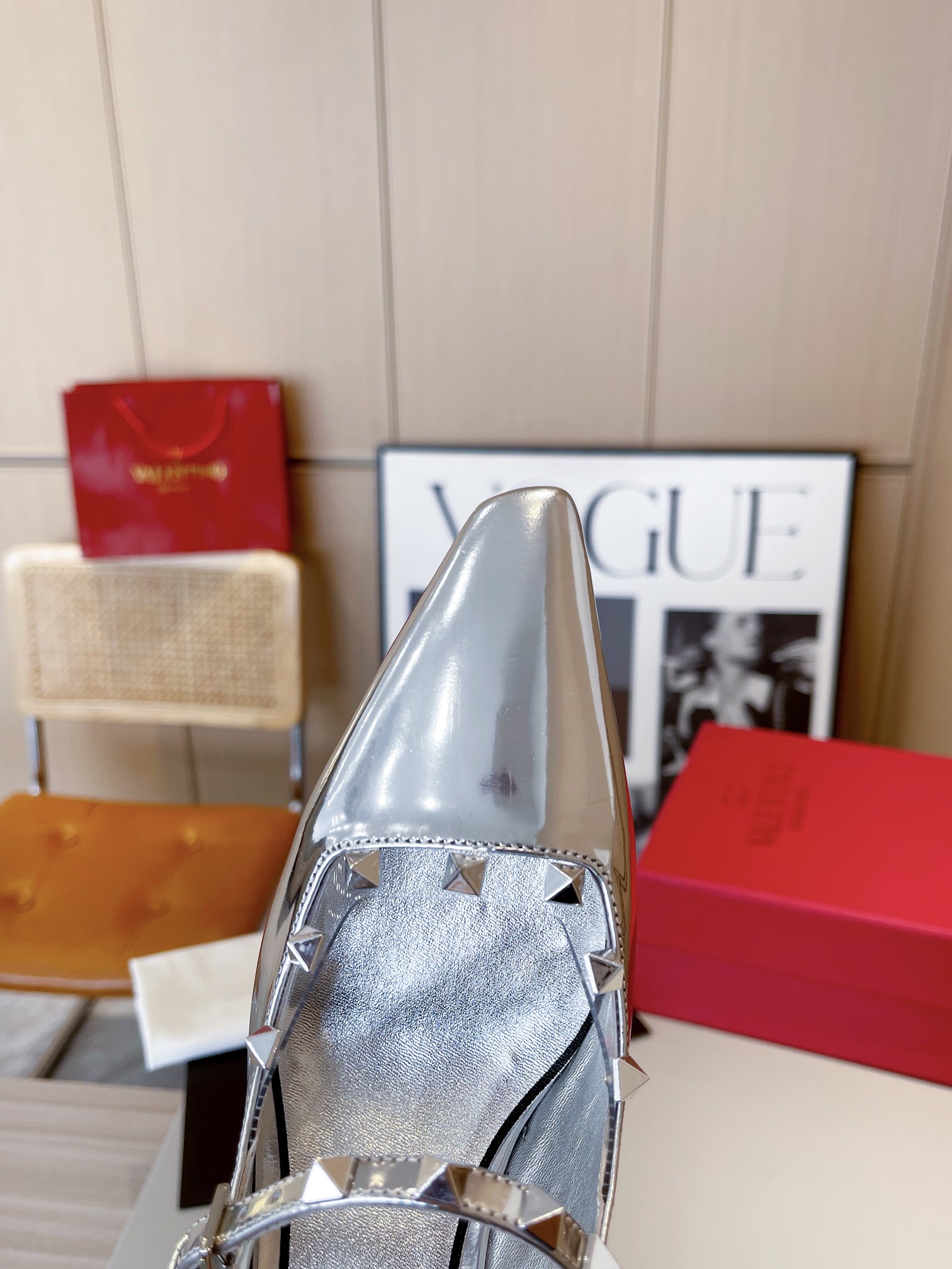 versión superior 𝑉𝐴𝐿𝐸𝑁𝑇𝐼𝑁𝑂 Valentino 2024 Primavera/Verano Nuevo de la Mujer ¡Backspace 6 c