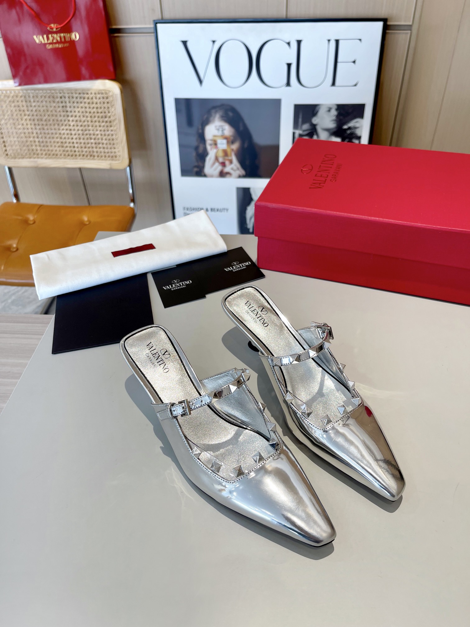 versión superior 𝑉𝐴𝐿𝐸𝑁𝑇𝐼𝑁𝑂 Valentino 2024 Primavera/Verano Nuevo de la Mujer ¡Backspace 6 c