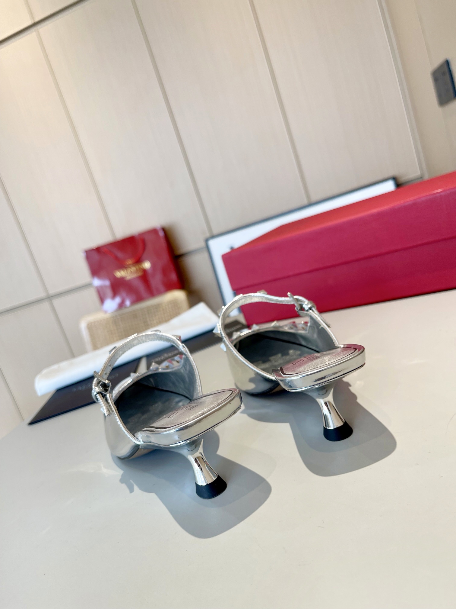 versión superior 𝑉𝐴𝐿𝐸𝑁𝑇𝐼𝑁𝑂 Valentino 2024 Primavera/Verano Nuevo de la Mujer ¡Backspace 6 c