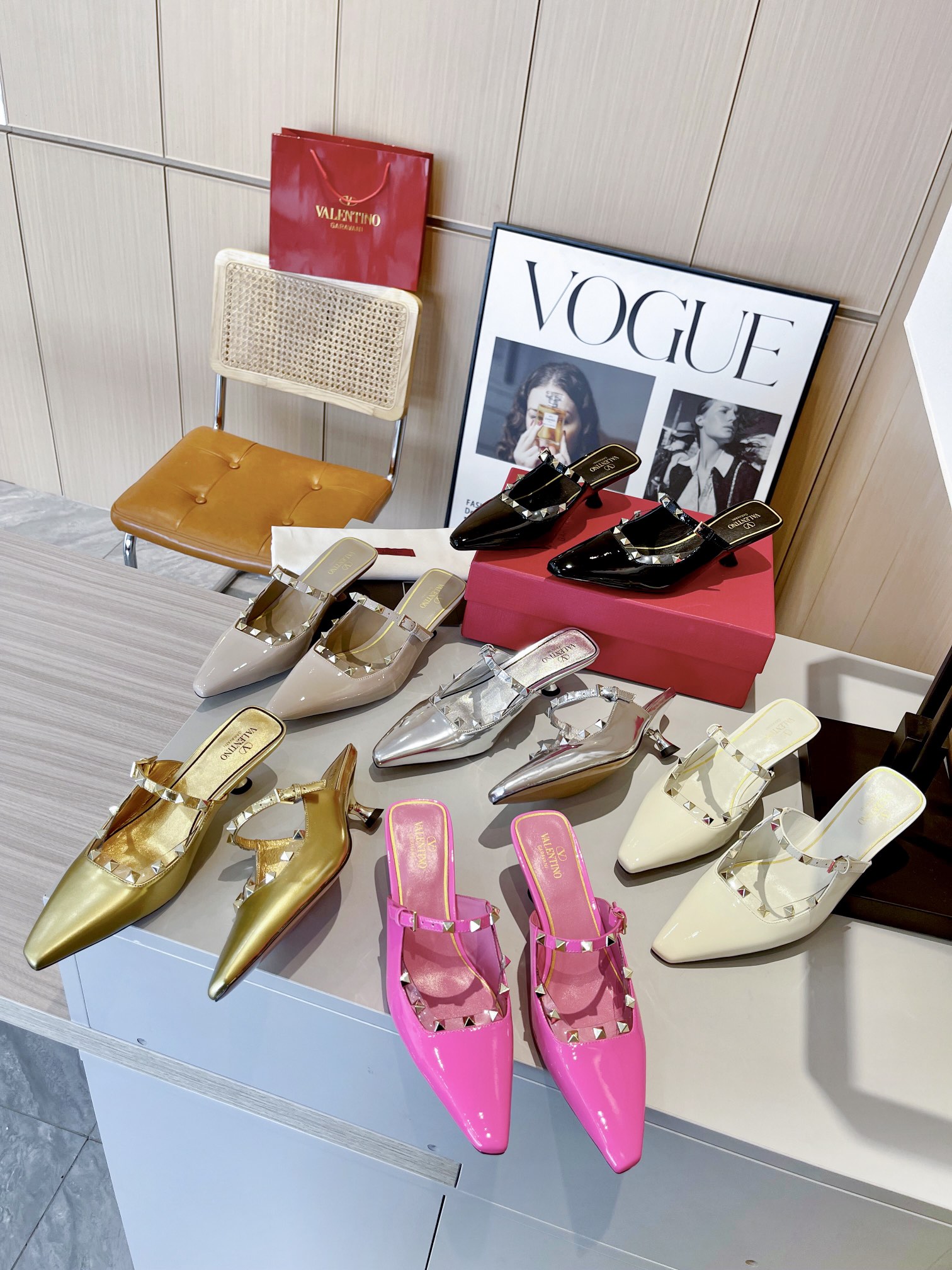 versión superior 𝑉𝐴𝐿𝐸𝑁𝑇𝐼𝑁𝑂 Valentino 2024 Primavera/Verano Nuevo de la Mujer ¡Backspace 6 c