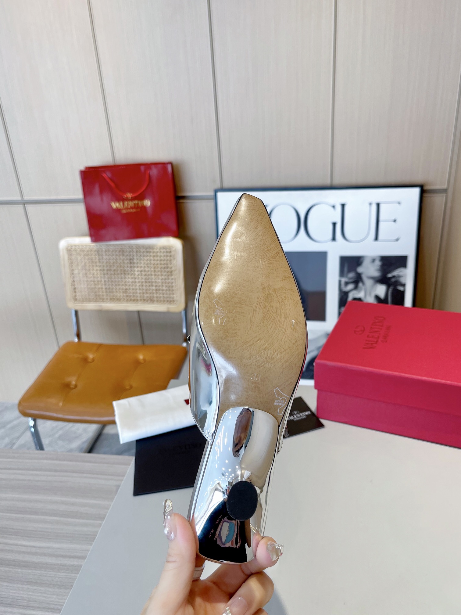versión superior 𝑉𝐴𝐿𝐸𝑁𝑇𝐼𝑁𝑂 Valentino 2024 Primavera/Verano Nuevo de la Mujer ¡Backspace 6 c