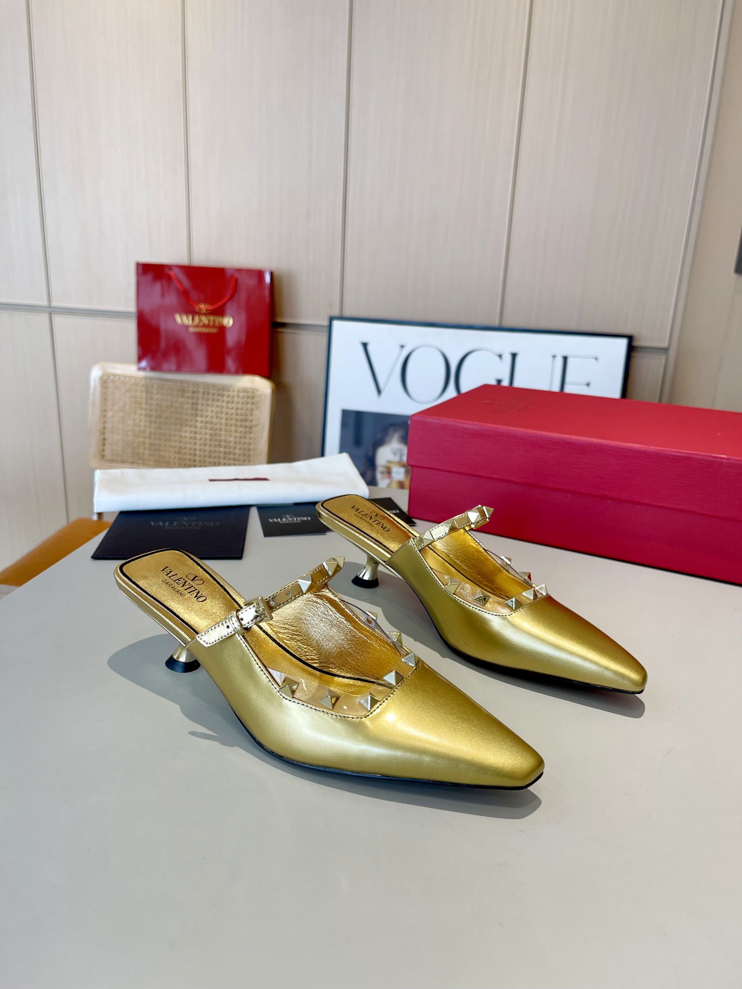 versión superior 𝑉𝐴𝐿𝐸𝑁𝑇𝐼𝑁𝑂 Valentino 2024 Primavera/Verano Nuevo de la Mujer ¡Backspace 6 c