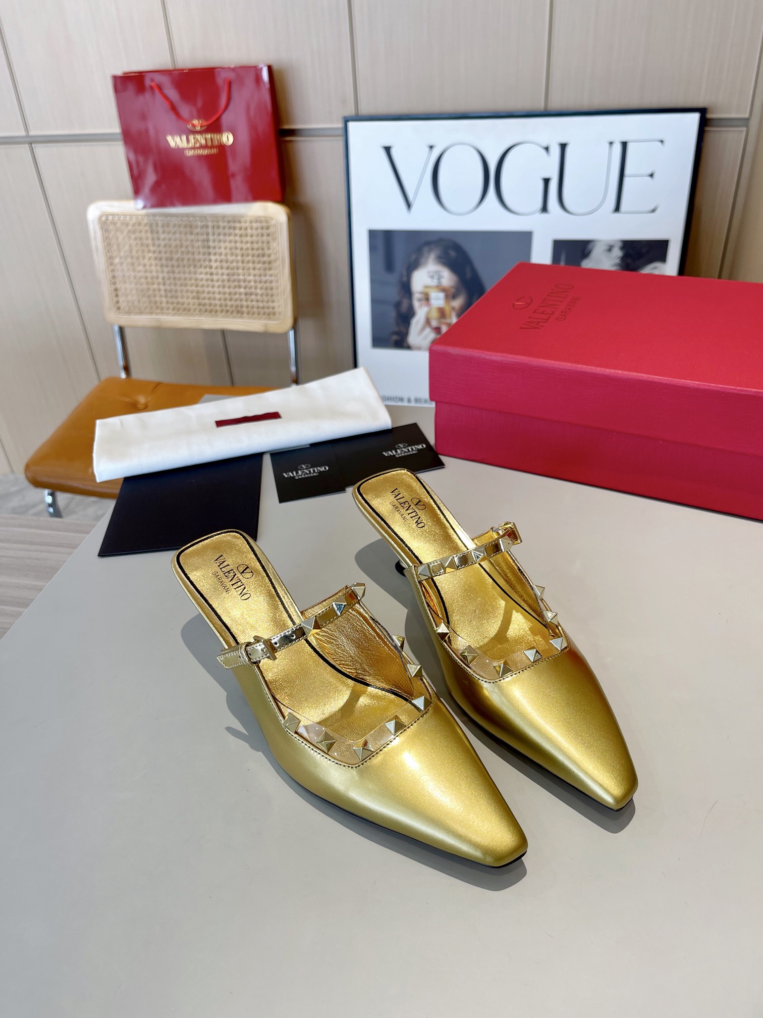 versión superior 𝑉𝐴𝐿𝐸𝑁𝑇𝐼𝑁𝑂 Valentino 2024 Primavera/Verano Nuevo de la Mujer ¡Backspace 6 c