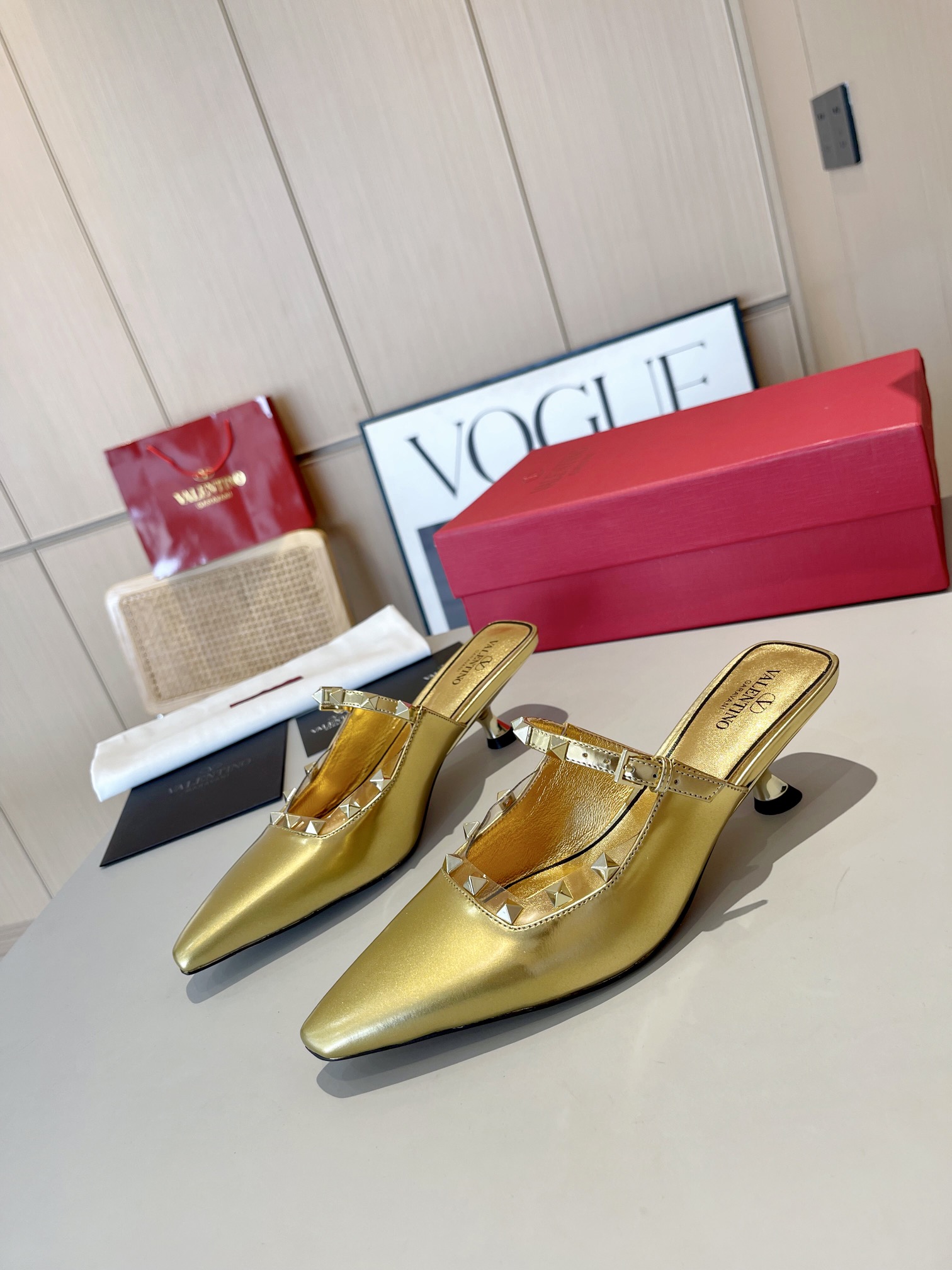 versión superior 𝑉𝐴𝐿𝐸𝑁𝑇𝐼𝑁𝑂 Valentino 2024 Primavera/Verano Nuevo de la Mujer ¡Backspace 6 c
