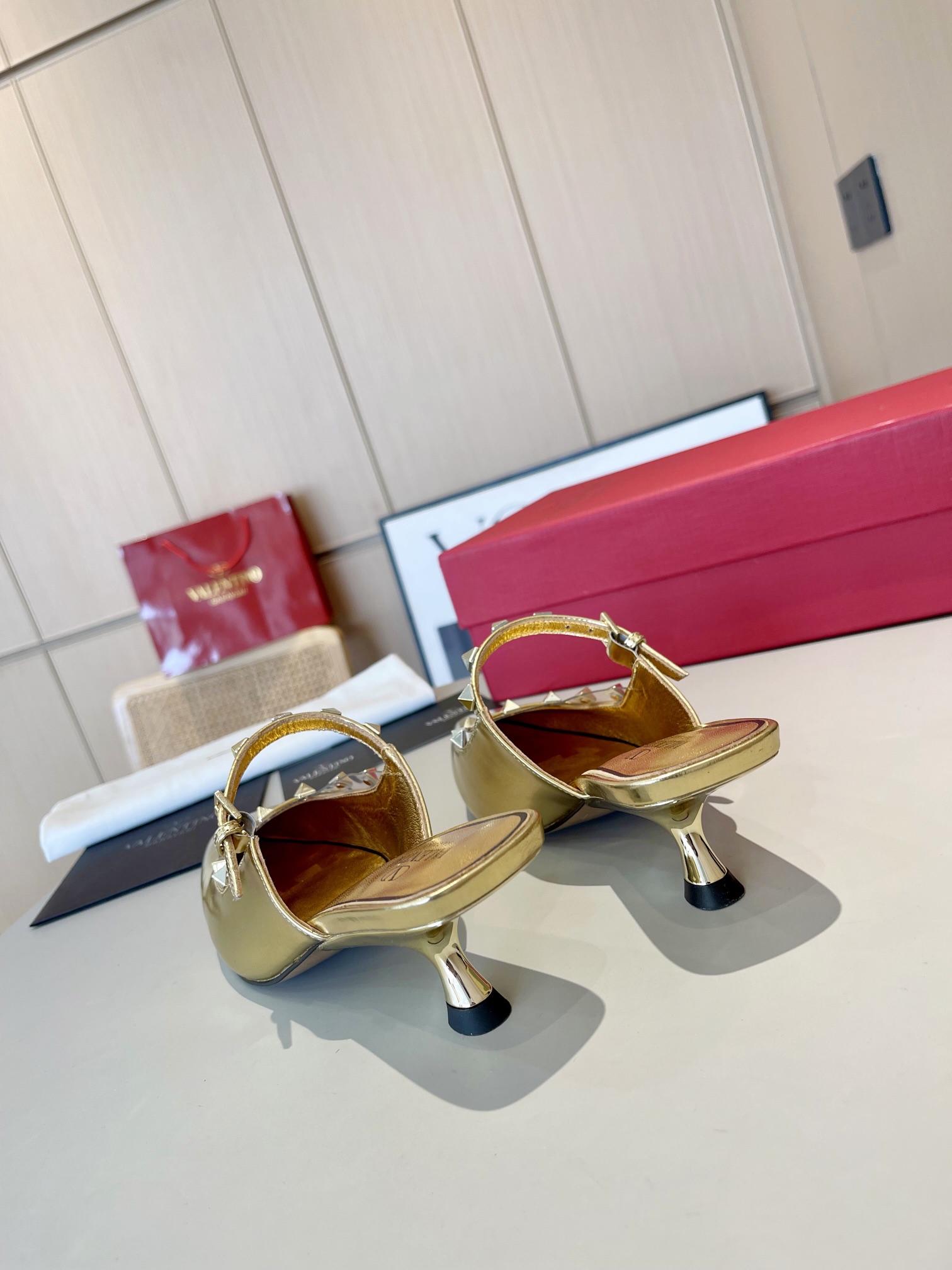 versión superior 𝑉𝐴𝐿𝐸𝑁𝑇𝐼𝑁𝑂 Valentino 2024 Primavera/Verano Nuevo de la Mujer ¡Backspace 6 c