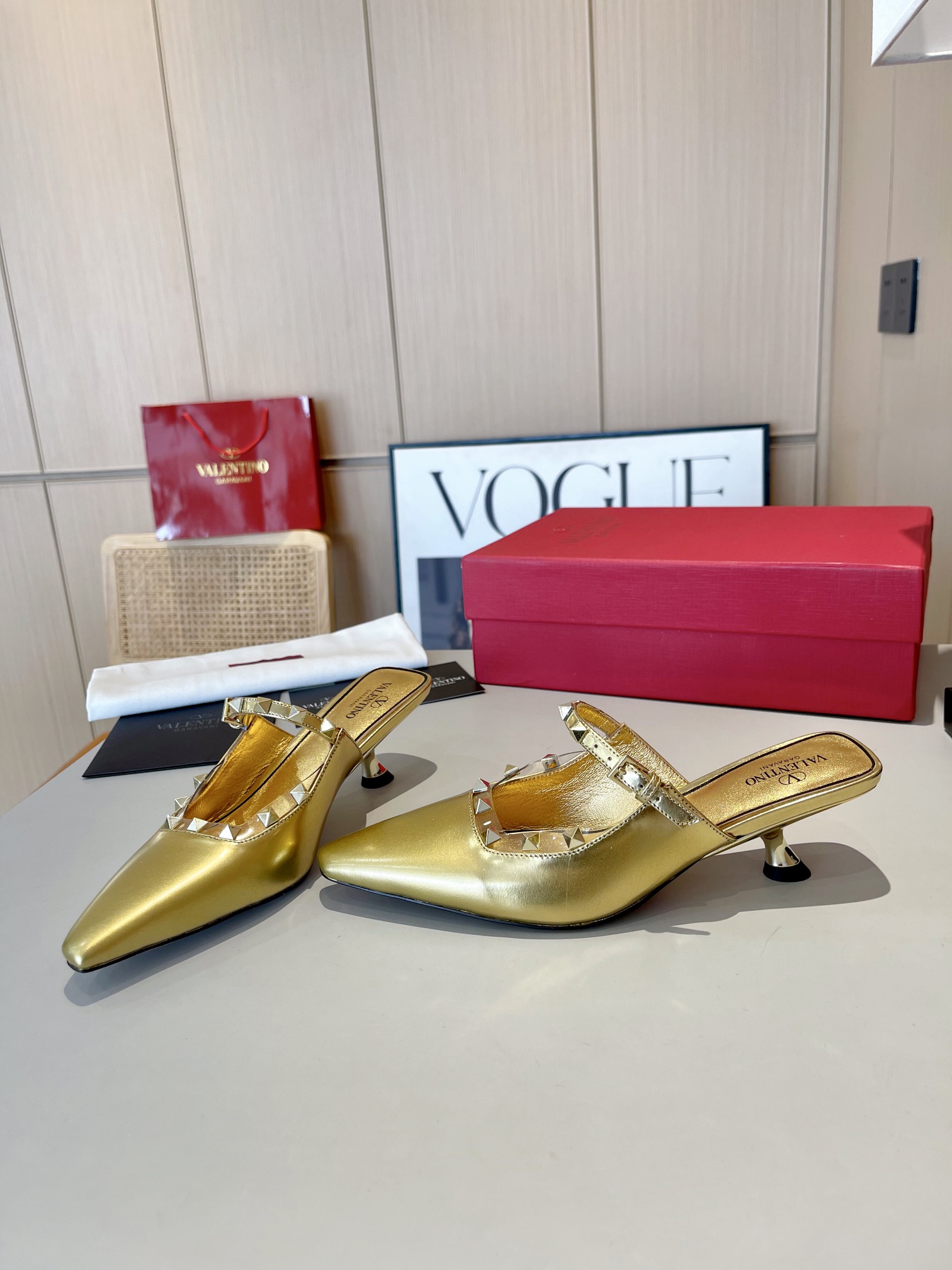 versión superior 𝑉𝐴𝐿𝐸𝑁𝑇𝐼𝑁𝑂 Valentino 2024 Primavera/Verano Nuevo de la Mujer ¡Backspace 6 c
