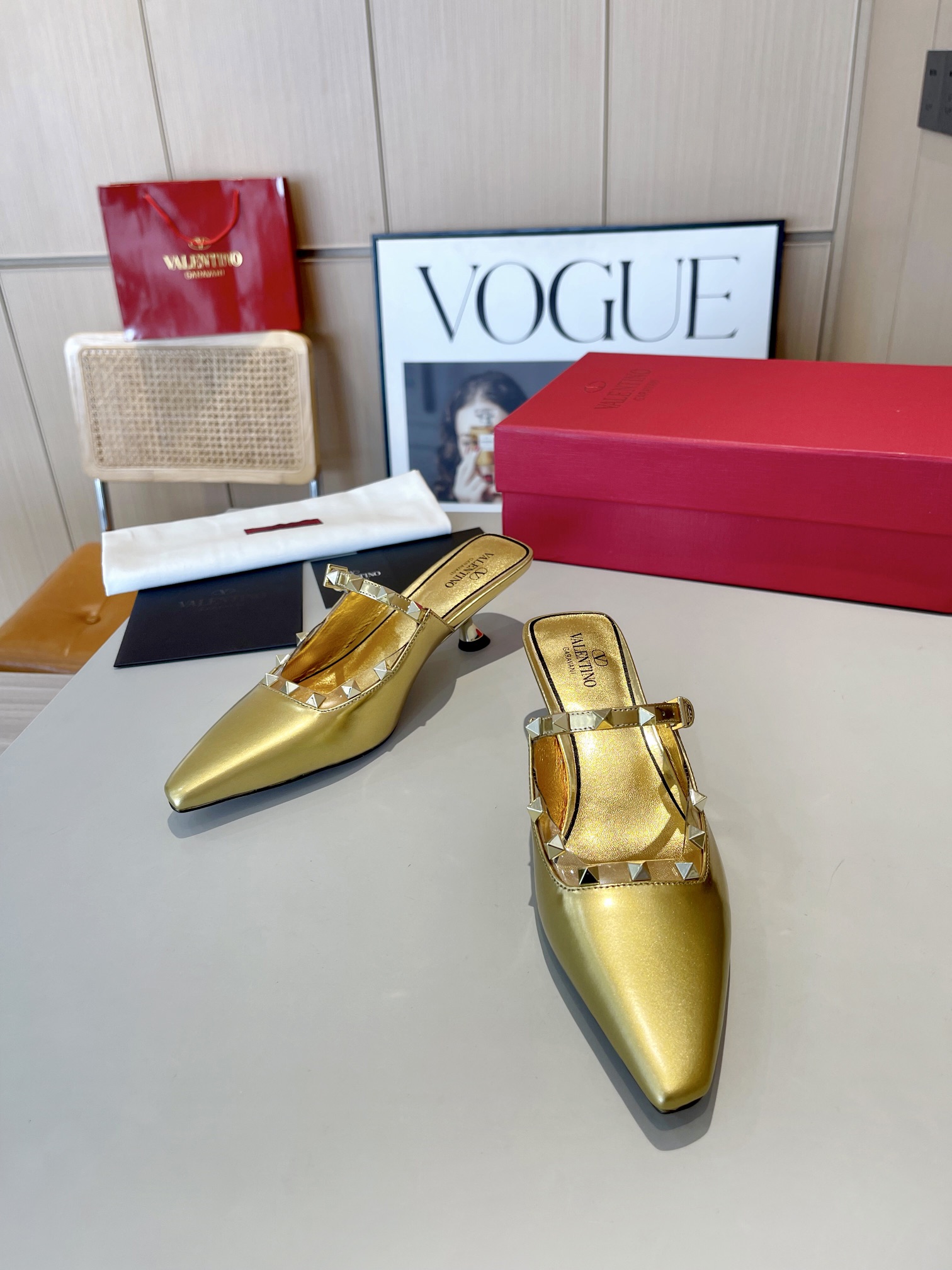 versión superior 𝑉𝐴𝐿𝐸𝑁𝑇𝐼𝑁𝑂 Valentino 2024 Primavera/Verano Nuevo de la Mujer ¡Backspace 6 c